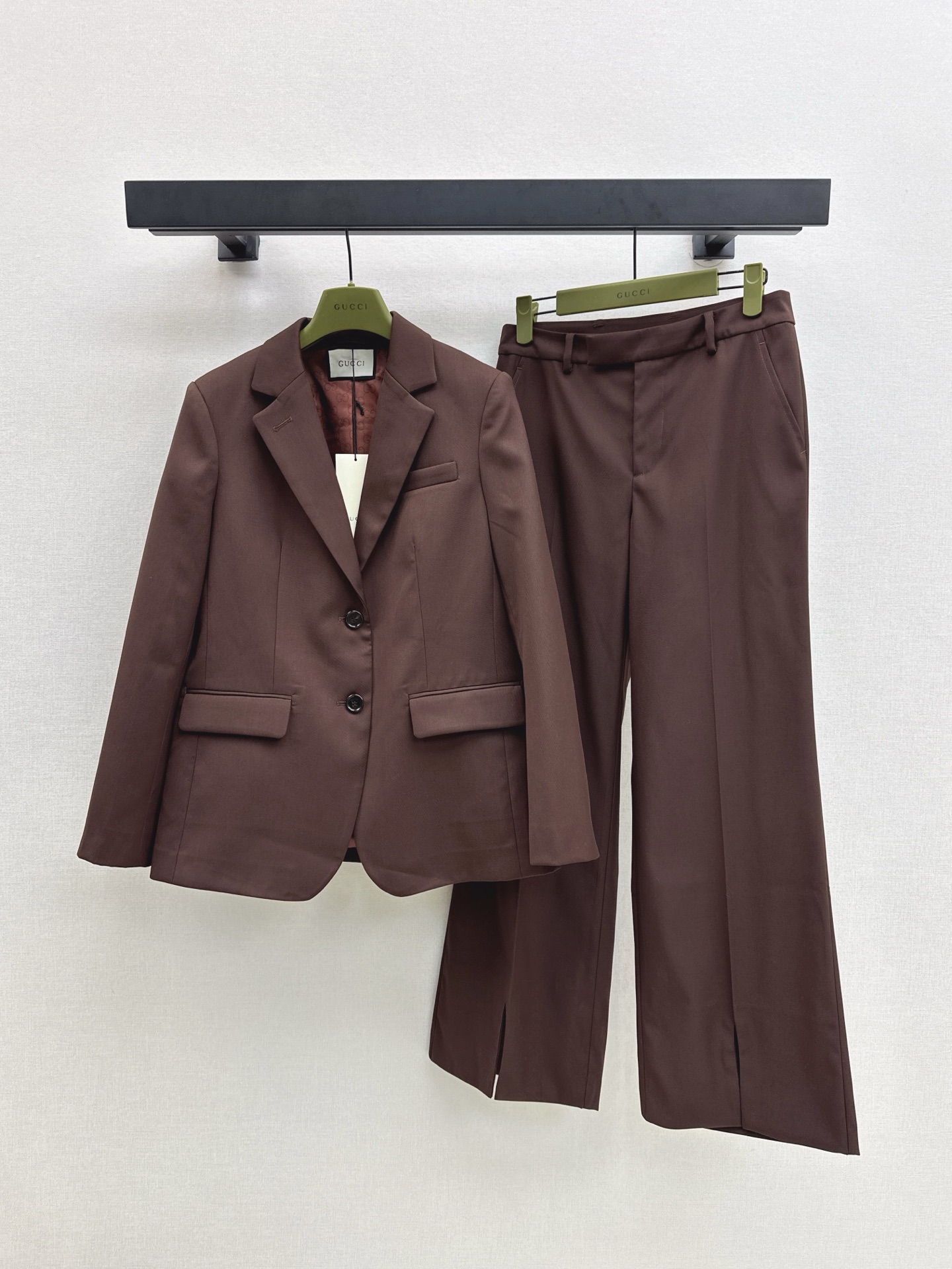 NO:504731,Gu 25Ss———The latest dark brown suit jacket in autumn and winter + trousers three-dimensional tailoring design simple and eye-catching buttons with hooks and trousers legs small slit design with back pocket embroidered letter logo embellishment with brand iconic fashionable and elegant slim and tall. The hanging that can be closed in the eyes can be worn with elegant feminine charm easily. It is also good to match the same series of suit jackets. It can also be used to control important occasions. One color is developed. SML jackets are available in stock. Jackets & coats, business suit, alexander wang19860909Gu 25Ss————秋冬最新款深棕色西装外套 +西裤 立体廓形剪裁设计 简约又吸睛 纽扣开合 配勾扣 裤脚小开叉设计 后面口袋刺绣字母logo点缀 自带品牌标志性时髦大气 显瘦显高一绝 可闭眼入的那一挂 轻松搭配就能穿出优雅女性魅力 搭配同系列西装外套也不错 重要场合也驾驭的住 一色分开发 现货发售sml 外套,,jackets & coats,business suit,alexander wang,Women's clothing