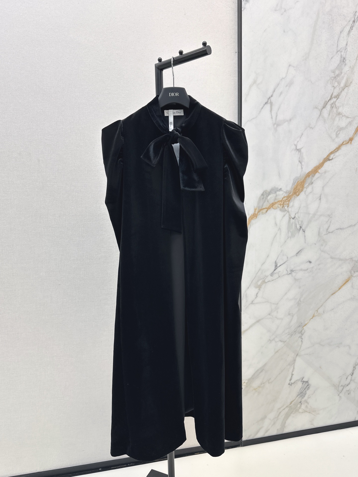 NO:504727,Di Lieba's same CD 25Ss————The latest velvet streamer cloak jacket with autumn and winter custom imported velvet material, texture and gloss, fashionable outfit, streamer cloak tailoring, two shoulder pleats stacked to form a puff sleeve structure, modify shoulder arm lines, create European-style luxurious texture, long draped tailoring, add literary atmosphere to simple outfits, fit the human body curve, simple decoration can easily show noble style, one color is available for sale in stock,, jackets & coats, alexander wang19860909迪丽热巴同款 CD 25Ss————秋冬最新款丝绒飘带披风外套定制进口丝绒材质 质感光泽 穿搭洋气 飘带披风剪裁 两肩褶皱堆叠形成泡泡袖结构造型 修饰肩臂线条 打造欧式华贵质感 长款垂坠剪裁 为简易穿搭增添文艺气息 贴合人体曲线 简单修饰就能轻松彰显高贵风格 一色现货发售sml,,jackets & coats,alexander wang,Women's clothing