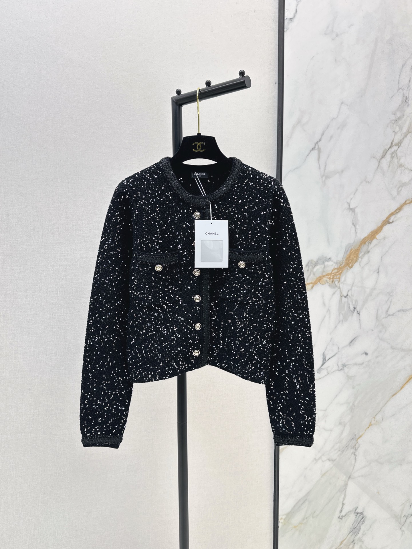 NO:504703,C home 25Ss————The latest exquisite sequin short cardigan in autumn and winter, Chanel's beautiful little fairy white and rich artifact, heavy craftsmanship, star crystal beads, special yarn cardigan, shining temperament, beautiful and fairy, full beads, luxurious and high-end pearl double C rhinestone tree buckle elegant temperament, classic style versatile and not picky, fashionable and high-end, two colors are available for sale in stock, sml, chanel, chanel, alexander wang19860909C家 25Ss————秋冬最新款精致亮片小短款开衫人间香奈儿绝美小仙女白富美神器 重工艺满天星水晶珠片特种纱线开衫 闪亮气质又美又仙 满幅珠片奢华又高级 珍珠双C水钻树扣优雅气质 经典版型百搭不挑人时髦又高级 两色现货发售sml,,chanel,chanel,alexander wang,Women's clothing