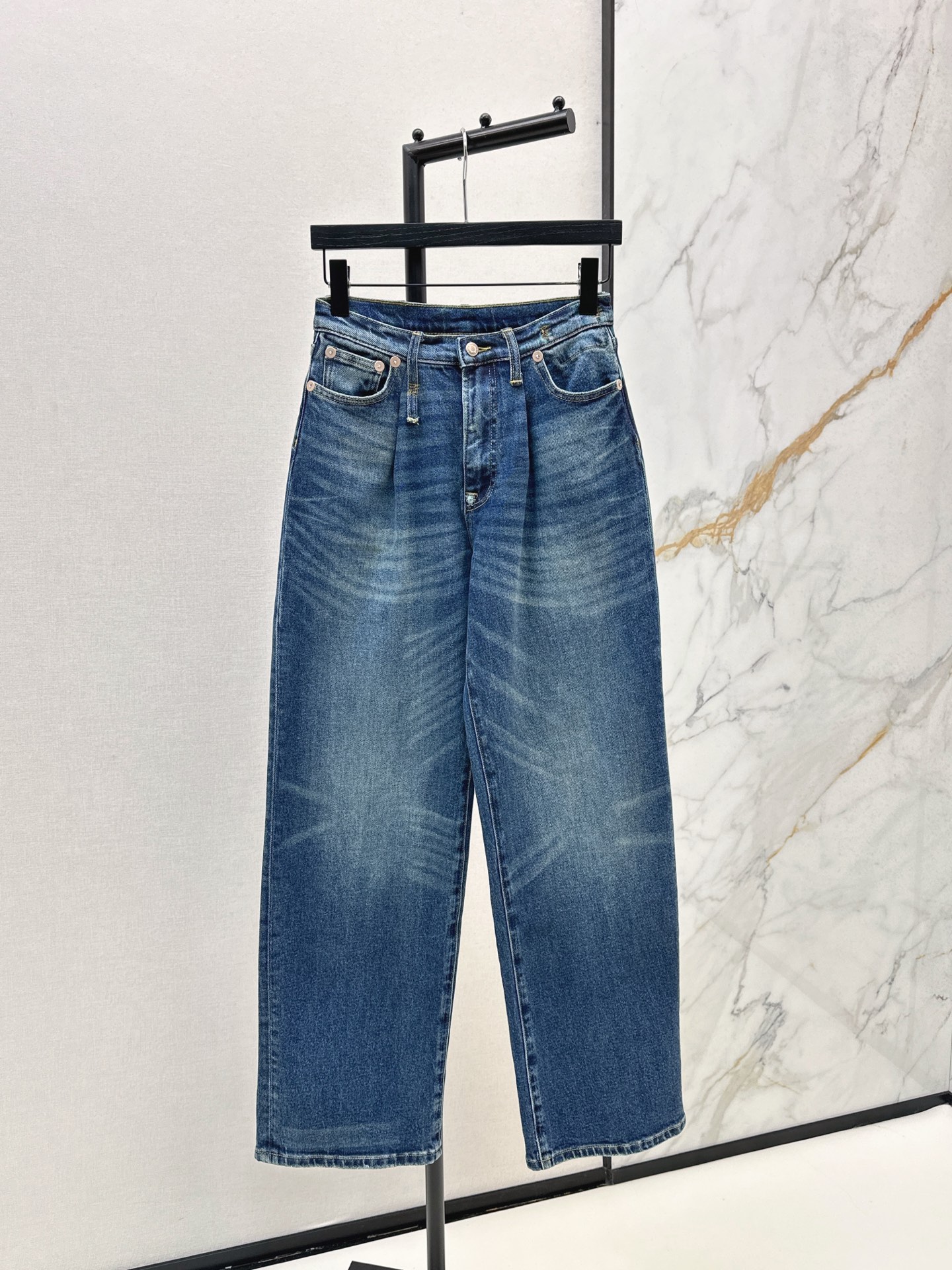 NO:504698,Fashionable design 25Ss——————The latest versatile minimalist style casual straight-leg jeans in early autumn. It is a magic weapon for walking to show long legs. The straight-leg style is not picky and versatile. Wear a jacket and T-shirt at will. The key is to wear it for no time. It is worth collecting and looking at. The details are also in place. Smlxlxxl, jeans, jackets & coats,tees, t-shirt, alexander wang19860909时髦设计 25Ss————早秋最新款百搭极简风休闲直筒牛仔裤 简直就是行走的显长腿神器 直筒的版型 不挑人又百搭 外套T恤随意搭 重点是穿多久都不会过时 值得收藏特别耐看 细节也很到位 一色现货发售smlxlxxl,,jeans,jackets & coats,tees，t-shirt,alexander wang,Women's clothing