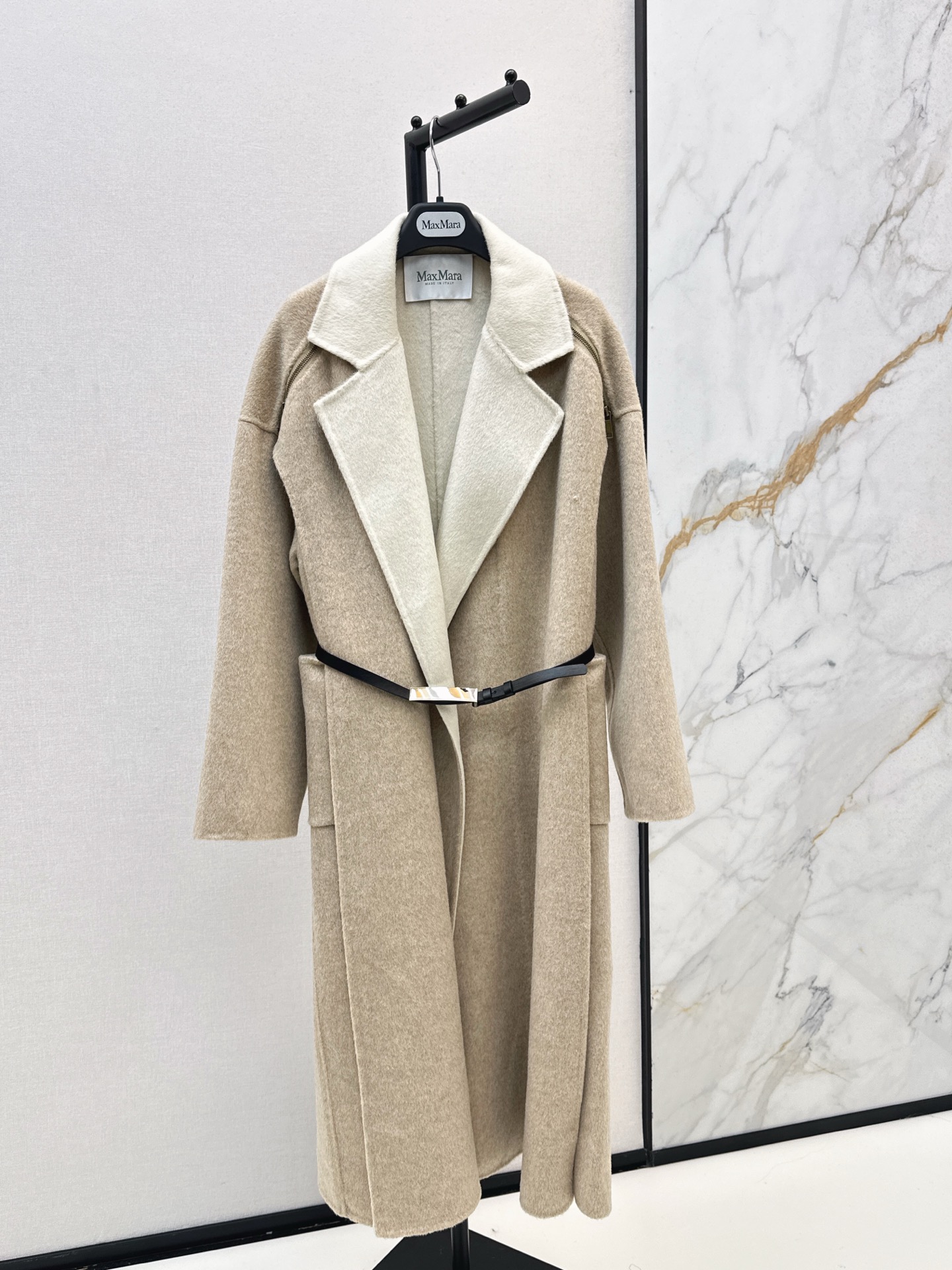 NO:504688,With dust bag Max 25Ss———The latest lapel double-sided two-color wool coat coat in autumn and winter. Casual and fashionable upper body looks slim and tall. The imported wool fabric is of excellent texture. Simple cut highlights the high-end texture of the fabric. Wearing the gentleness and delicateness of the Korean female lead. The upper body shows an elegant posture. Whether it is daily travel or business negotiation, you can become the focus. Two-color spot sml, Jackets & coats, alexander wang19860909配防尘袋Max 25Ss————秋冬最新款翻领双面双色羊毛大衣外套 休闲时髦上身显瘦又高挑 进口羊毛面料质感超赞 简约剪裁更突出面料高级质感 穿出韩式女主般的温柔细腻 上身展现优雅姿态 无论是日常出行还是商务洽谈 都能让你成为焦点 两色现货发售sml,,jackets & coats,alexander wang,Women's clothing