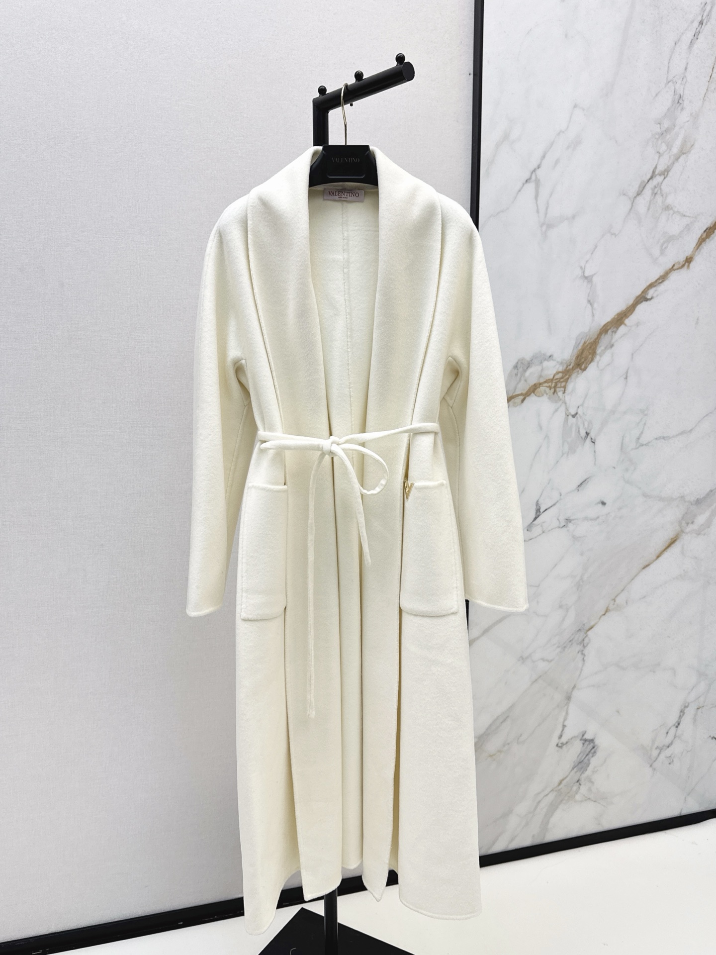 NO:504679,With dust bag VLTN 25Ss———The latest double-sided wool coat coat in autumn and winter. Casual and fashionable upper body looks slim and tall. Imported wool fabric has a super texture. Simple cut highlights the high-end texture of the fabric. Wearing the gentleness and delicateness of the Korean female lead. The upper body shows an elegant posture. Whether it is daily travel or business negotiation, you can become the focus. Three-color spot sale sml, Jackets & coats, alexander wang19860909配防尘袋VLTN 25Ss————秋冬最新款双面羊毛大衣外套 休闲时髦上身显瘦又高挑 进口羊毛面料质感超赞 简约剪裁更突出面料高级质感 穿出韩式女主般的温柔细腻 上身展现优雅姿态 无论是日常出行还是商务洽谈 都能让你成为焦点 三色现货发售sml,,jackets & coats,alexander wang,Women's clothing