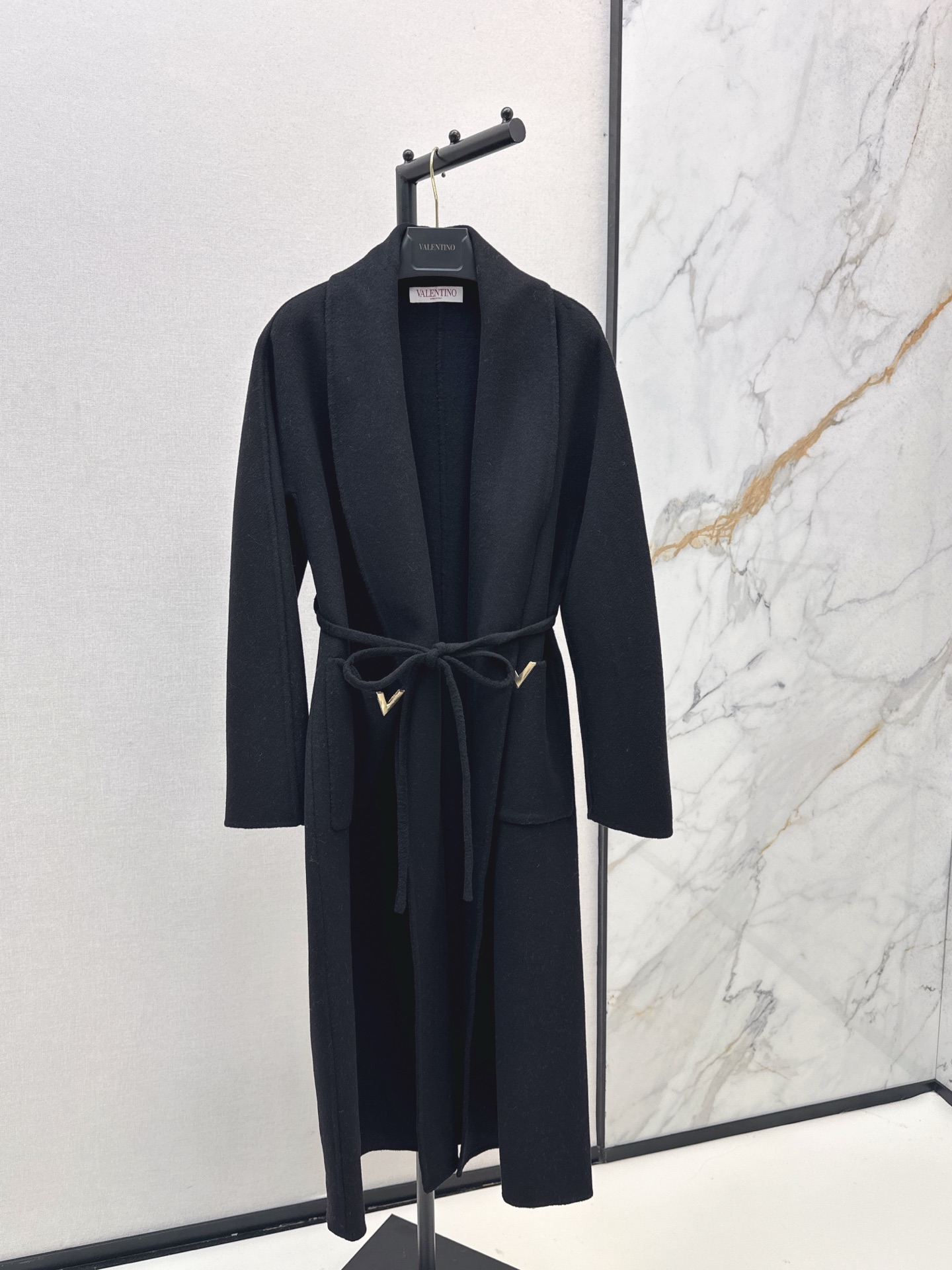 NO:504708,With dust bag VLTN 25Ss———The latest double-sided wool coat coat in autumn and winter. Casual and fashionable upper body looks slim and tall. Imported wool fabric has a super texture. Simple cut highlights the high-end texture of the fabric. Wearing the gentleness and delicateness of the Korean female lead. The upper body shows an elegant posture. Whether it is daily travel or business negotiation, you can become the focus. Three-color spot sale sml, Jackets & coats, alexander wang19860909配防尘袋VLTN 25Ss————秋冬最新款双面羊毛大衣外套 休闲时髦上身显瘦又高挑 进口羊毛面料质感超赞 简约剪裁更突出面料高级质感 穿出韩式女主般的温柔细腻 上身展现优雅姿态 无论是日常出行还是商务洽谈 都能让你成为焦点 三色现货发售sml,,jackets & coats,alexander wang,Women's clothing