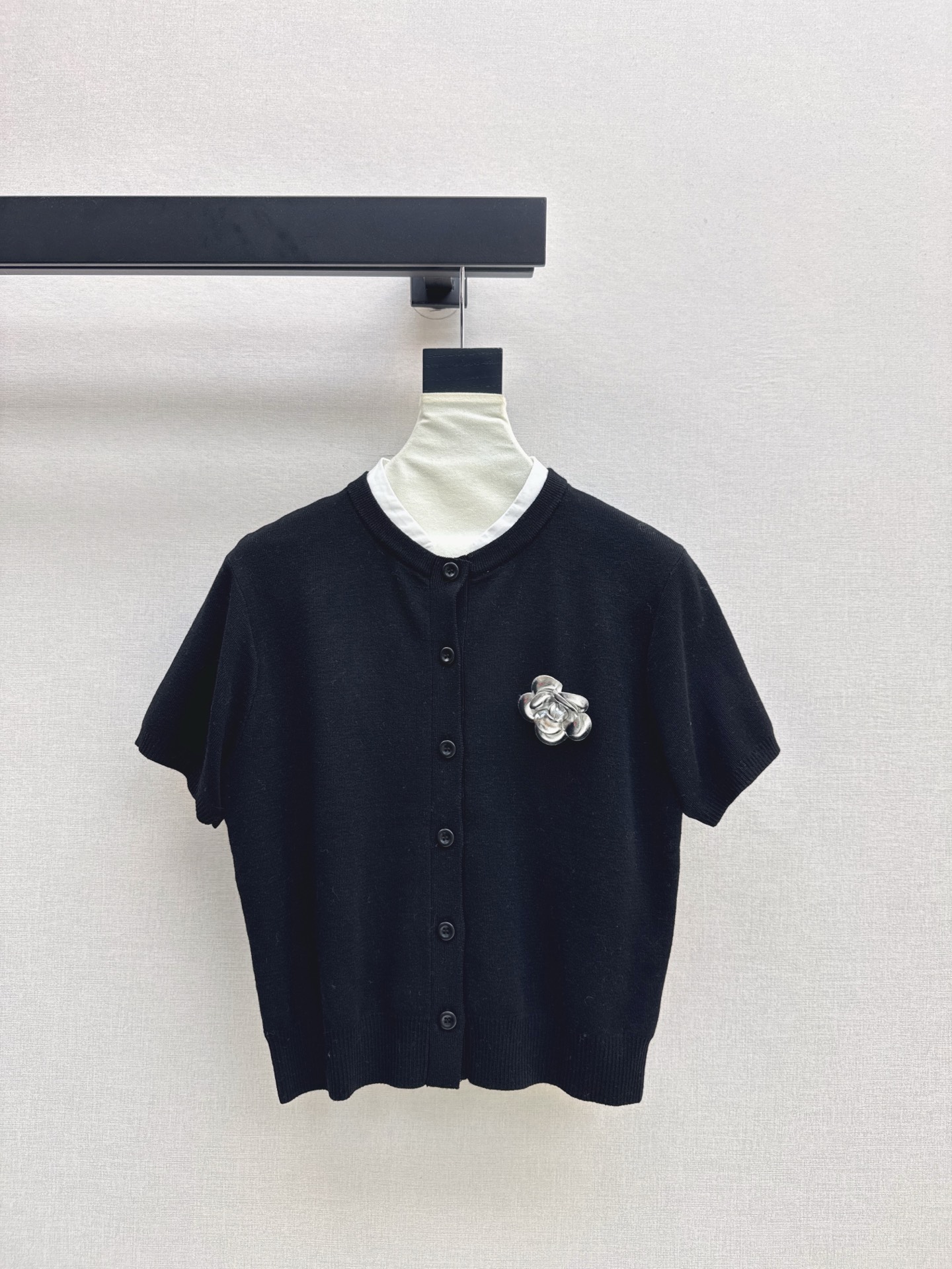 NO:504667,C Home 25Ss—————The latest three-dimensional camellia decorative small short knitted tops imported from early autumn, imported from German loom to create three-dimensional craftsmanship, 100% worsted knitted fabric, simple and atmospheric and lazy style, durable and beautiful online~~ The most practical and versatile quality, base layered and daily high-end!  !  Three-color spot sale sml, chanel, alexander wang19860909C家 25Ss————早秋最新款立体山茶花装饰小短款针织上衣进口德国织机打造立体工艺 百分百精纺针织面料 简约大气慵懒版型 经久耐穿 颜值在线～～最实穿百搭的精品 打底叠穿日常高级！！三色现货发售sml,,chanel,alexander wang,Women's clothing