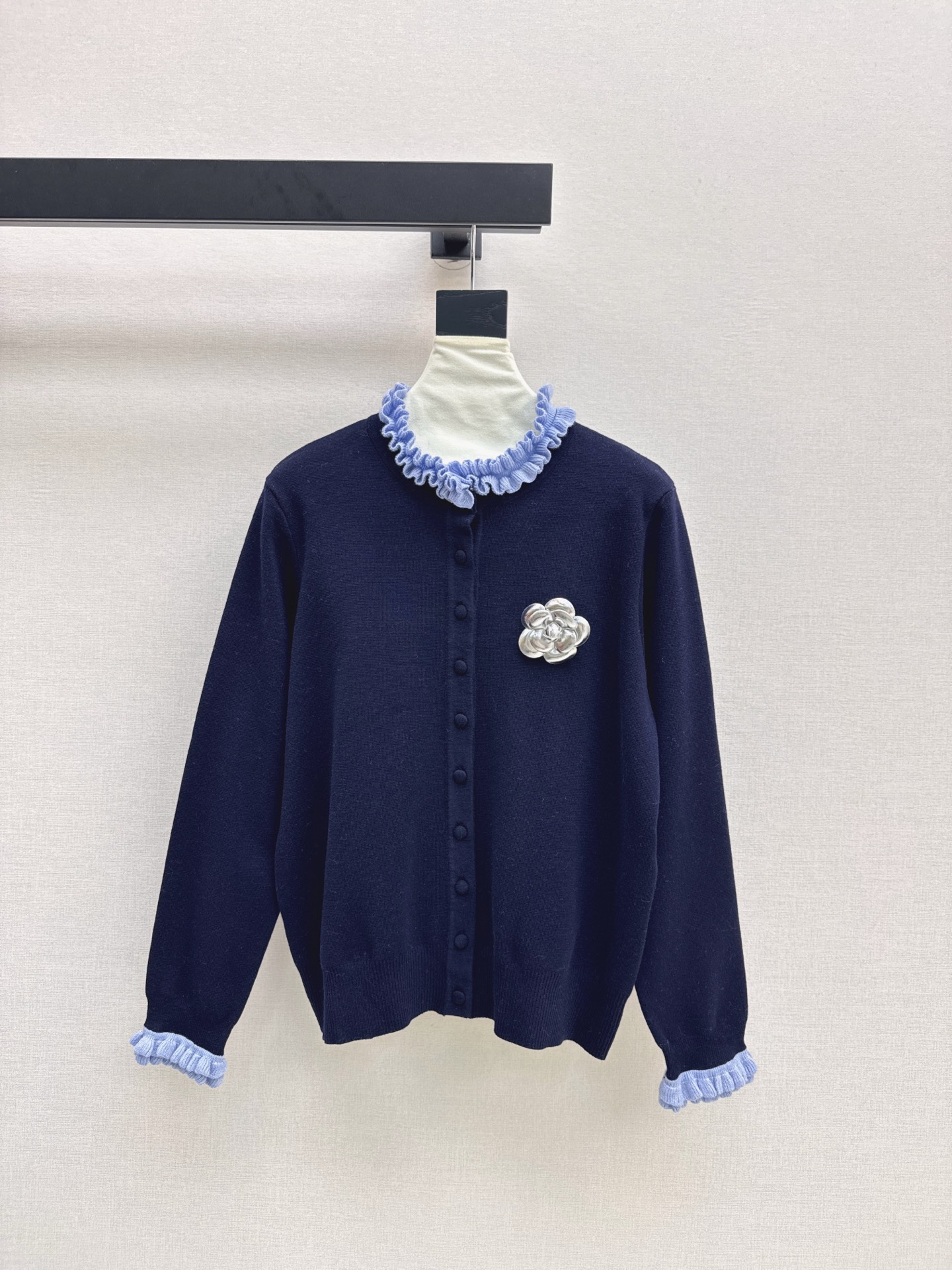 NO:504664,C Home 25Ss—————The latest three-dimensional camellia decoration fake two-piece knitted cardigan in early autumn. Imported German looms create three-dimensional craftsmanship. 100% worsted knitted fabric. Simple and atmospheric lazy style. Durable and durable. Online appearance~~ The most practical and versatile quality. The base layering is daily high-end!  !  Three-color spot sale sml, chanel, alexander wang19860909C家 25Ss————早秋最新款立体山茶花装饰假两件针织开衫 进口德国织机打造立体工艺 百分百精纺针织面料 简约大气慵懒版型 经久耐穿 颜值在线～～最实穿百搭的精品 打底叠穿日常高级！！三色现货发售sml,,chanel,alexander wang,Women's clothing