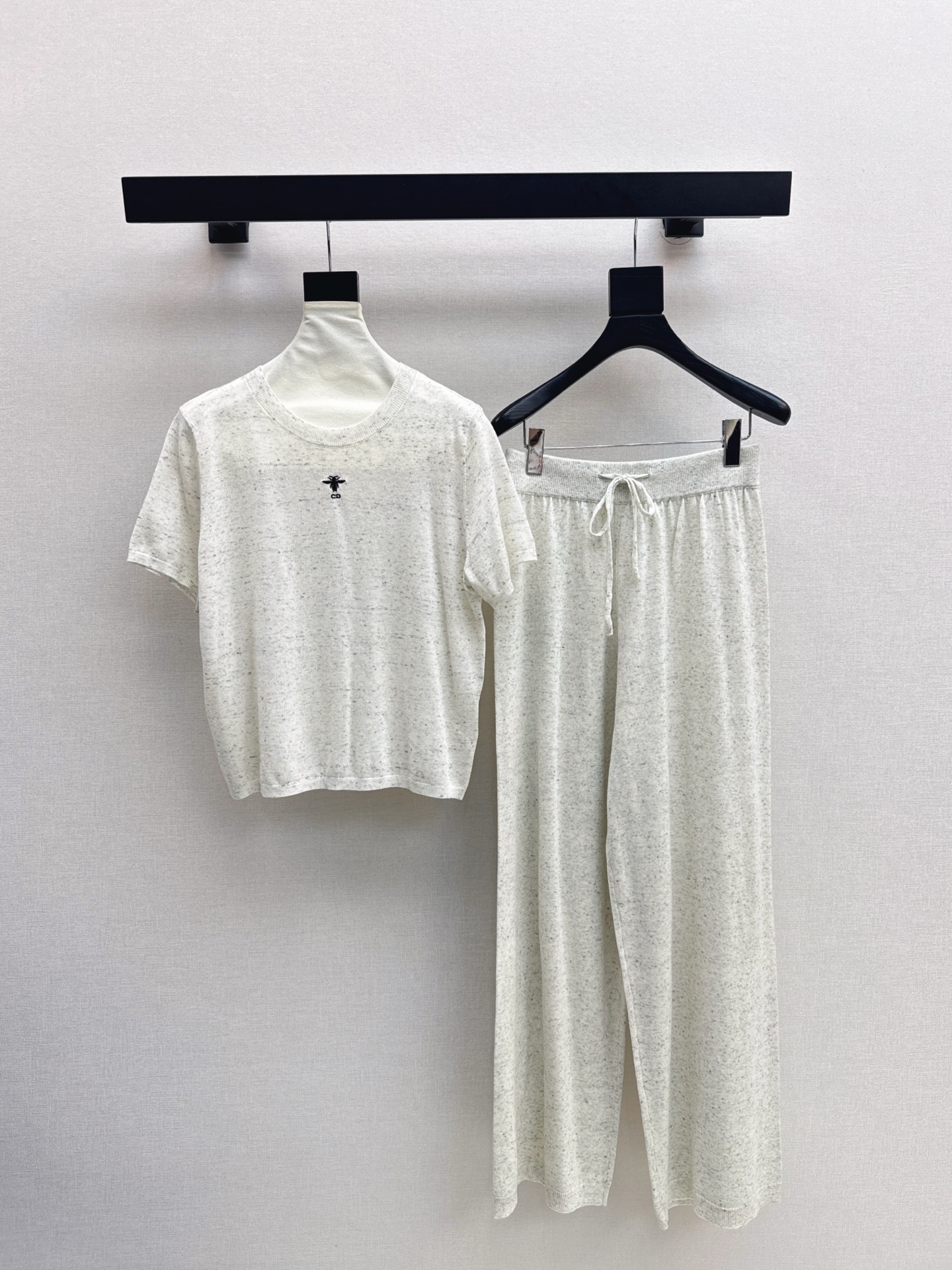 NO:504660,CD 25Ss———The latest lazy style wool suit in autumn and winter embroidered bee short-sleeved sweater + elastic waist straight pants 100% worsted wool yarn fabric Simple and atmospheric lazy style, durable, warmth and appearance are both online~~ The most practical and versatile quality, everyday high-end, base layered in autumn and winter!  !  Extra large elasticity and body shape for sale. Three colors are available for sale in stock. T-shirt, alexander wang19860909CD 25Ss———秋冬最新款慵懒风羊毛套装刺绣蜜蜂短袖针织衫+松紧腰直筒裤 百分百精纺羊毛纱线面料 简约大气慵懒版型 经久耐穿 保暖度和颜值却都在线～～最实穿百搭的精品 秋冬打底叠穿日常高级！！超大弹力不挑身材一套出售 三色现货发售sml,,T-shirt,alexander wang,Women's clothing