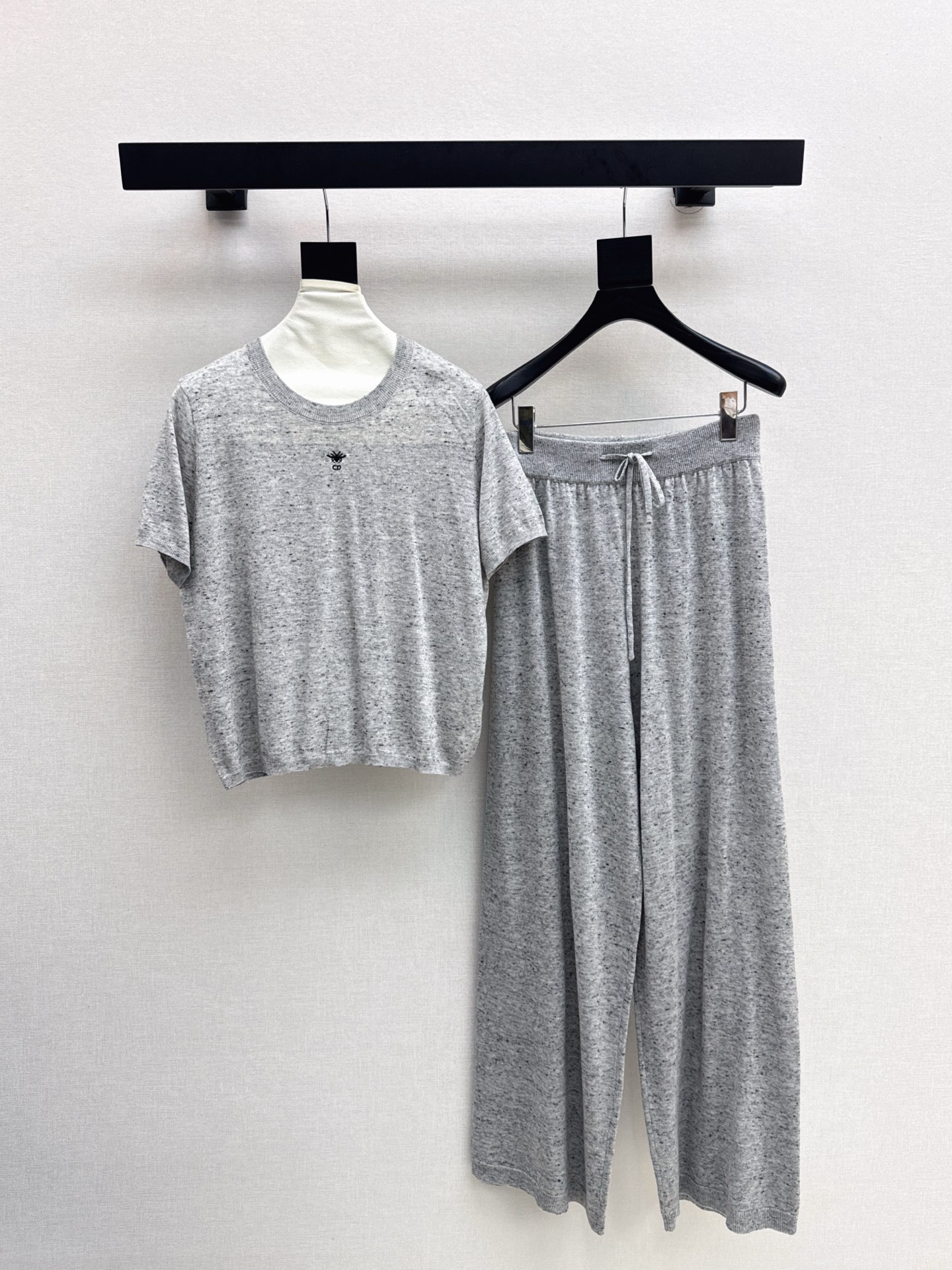 NO:504656,CD 25Ss———The latest lazy style wool suit in autumn and winter embroidered bee short-sleeved sweater + elastic waist straight pants 100% worsted wool yarn fabric Simple and atmospheric lazy style, durable, warmth and appearance are both online~~ The most practical and versatile quality, everyday high-end, base layered in autumn and winter!  !  Extra large elasticity and body shape for sale. Three colors are available for sale in stock. T-shirt, alexander wang19860909CD 25Ss———秋冬最新款慵懒风羊毛套装刺绣蜜蜂短袖针织衫+松紧腰直筒裤 百分百精纺羊毛纱线面料 简约大气慵懒版型 经久耐穿 保暖度和颜值却都在线～～最实穿百搭的精品 秋冬打底叠穿日常高级！！超大弹力不挑身材一套出售 三色现货发售sml,,T-shirt,alexander wang,Women's clothing