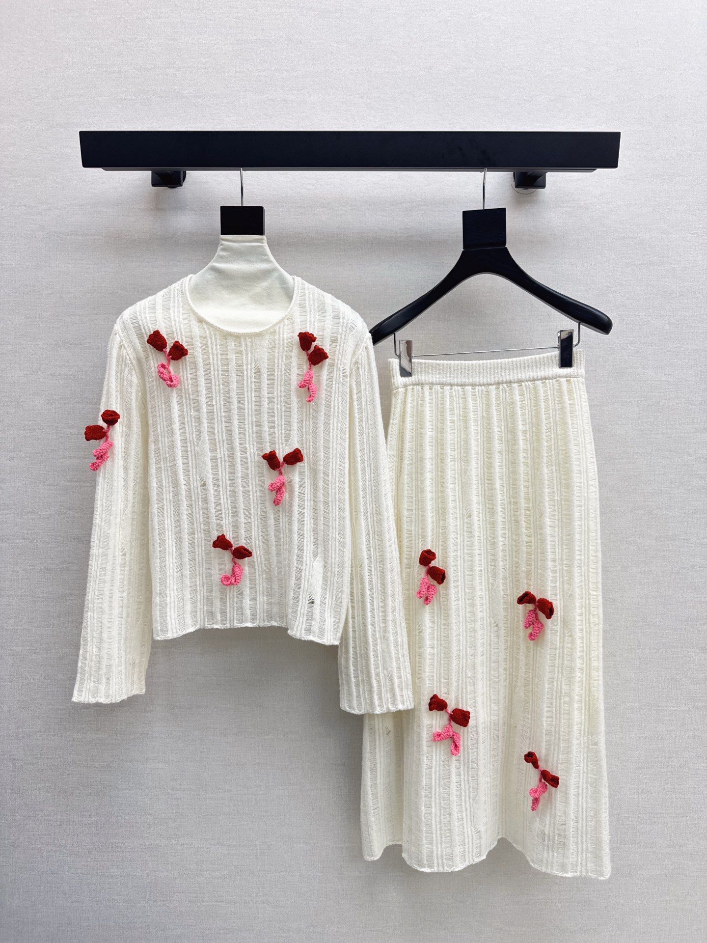 NO:504648,Sweater Skirt C Home 25Ss———The latest lazy style wool suit in autumn and winter, three-dimensional petal decorative round neck sweater + elastic waist skirt, 100% worsted wool yarn fabric, simple and atmospheric lazy style, durable, warmth and appearance are both online~~ The most practical and versatile boutique, the base layered in autumn and winter, daily high-end!  !  Extra elasticity does not pick the body and develop the same color. SML is available in stock, chanel, skirts, sweaters, alexander wang19860909毛衣半裙C家 25Ss———秋冬最新款慵懒风羊毛套装立体花瓣装饰圆领毛衣+松紧腰半裙 百分百精纺羊毛纱线面料 简约大气慵懒版型 经久耐穿 保暖度和颜值却都在线～～最实穿百搭的精品 秋冬打底叠穿日常高级！！超大弹力不挑身材一色分开发 现货发售sml,,chanel,skirts,sweaters,alexander wang,Women's clothing