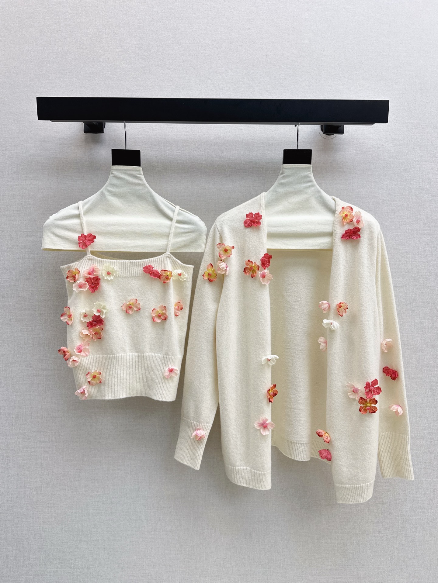 NO:504652,Sling cardigan C home 25Ss———The latest three-dimensional flower decorative suspender + cardigan 100% worsted wool yarn fabric Simple and atmospheric lazy style Durable, warmth and appearance online~~ The most practical and versatile quality, daily high-end autumn and winter base layering, single color split development, spot sale sml, chanel, alexander wang19860909吊带开衫C家 25Ss———秋冬最新款立体花朵装饰吊带+开衫 百分百精纺羊毛纱线面料 简约大气慵懒版型 经久耐穿 保暖度和颜值却都在线～～最实穿百搭的精品 秋冬打底叠穿日常高级 一色分开发 现货发售sml,,chanel,alexander wang,Women's clothing