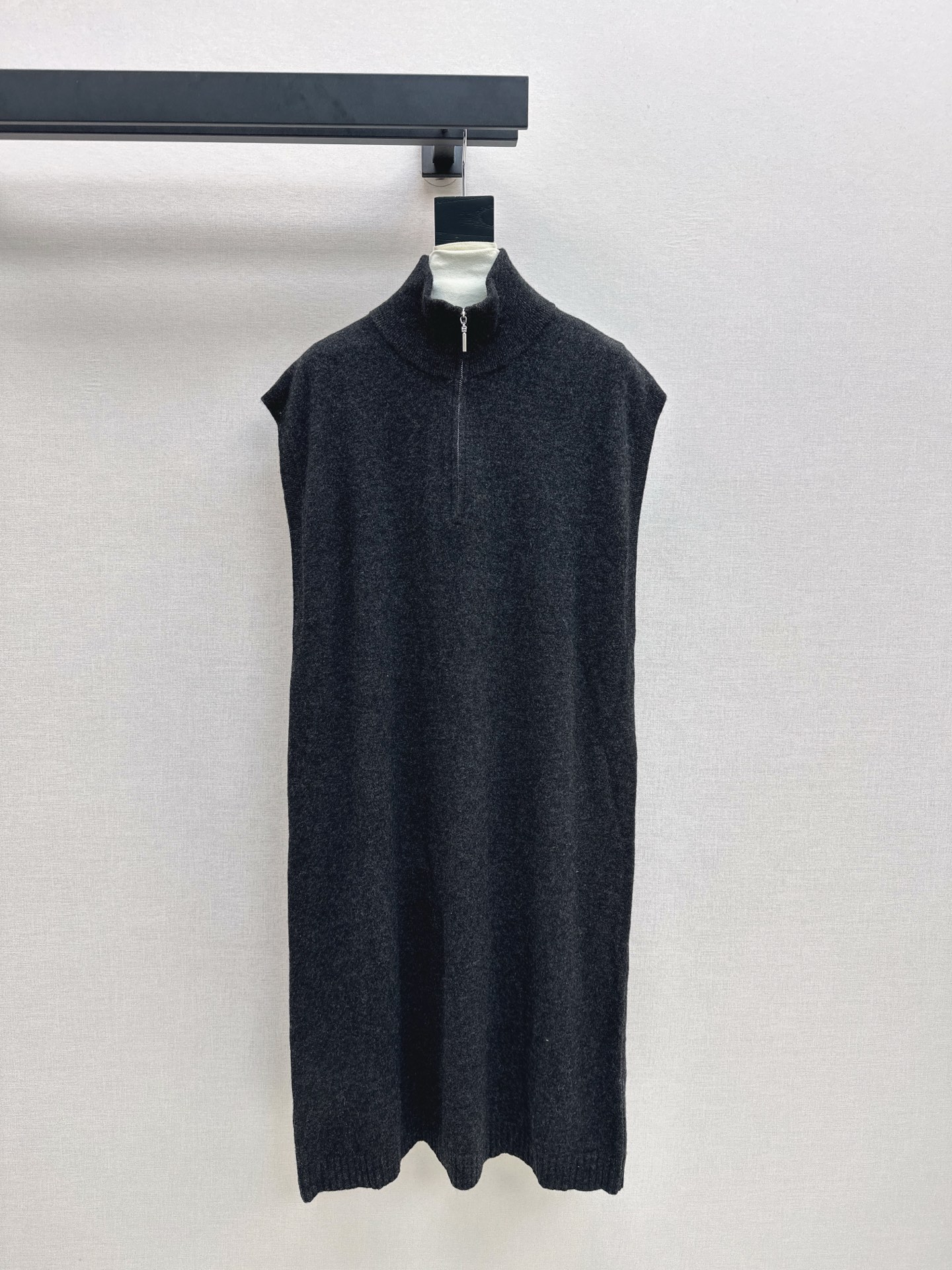 NO:504676,Exclusive model ~~ Her 25Ss———The latest round neck wool sleeveless dress in autumn and winter, loose style, dress H-style, super inclusive, soft and glutinous, tight-fitting, pressure-free, delivery belt, three-color spot on sale, sml, skirts, alexander wang19860909独家款～～ Her 25Ss————秋冬最新款圆领羊毛无袖连衣裙宽松的版型 连衣裙H版型 包容性超高 软糯贴身穿无压感 配送腰带 三色现货发售sml,,skirts,alexander wang,Women's clothing