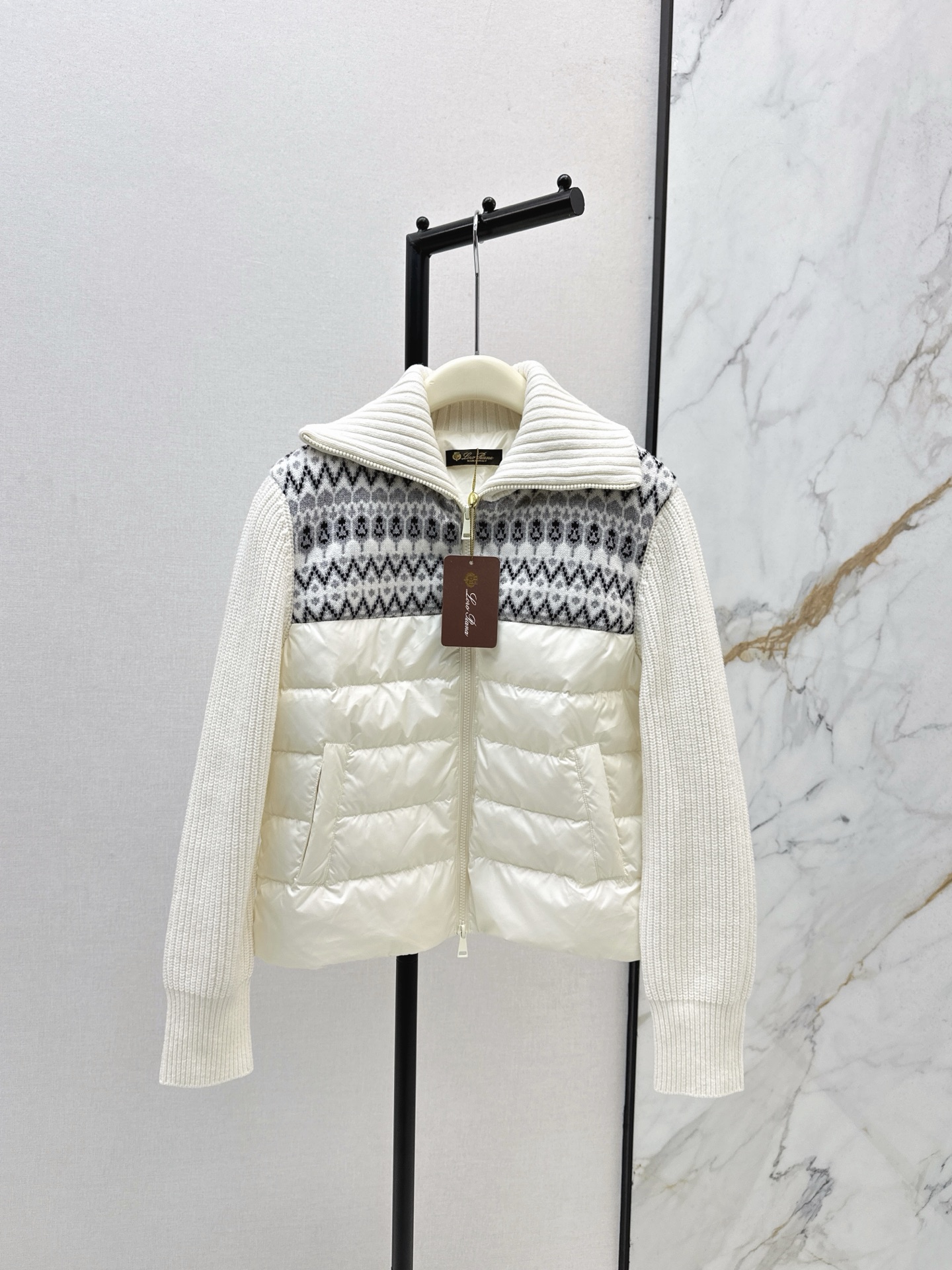 NO:577147,Exclusive model with dust bag ~ ~ LP 25Ss - the latest wool splicing down jacket for autumn and winter. Filled with national standard imported 90 white duck down. Light and comfortable with built-in heating and warmth function. The sleeves and neckline are spliced with merino wool for a comfortable and thick feel. Temperamental zipper design. Minimalist casual H version. Not picky about the upper body and super slim. Casual and versatile artifact. Italian elegance and high-end feeling casual and atmospheric. Recommended. Three colors available for sale mlxl,, loro  piana,down jacket,alexander wang19860909配防尘袋独家款～～LP 25Ss———秋冬最新款羊毛拼接羽绒服 国标进口90白鸭绒填充 轻盈舒适自带发热保暖功能 袖子及领口拼接美利奴羊毛舒适厚实的手感 气质拉链设计 极简休闲H版型 不挑人上身超显瘦 休闲百搭神器 意式优雅高级感随性又大气 推荐 三色现货发售mlxl,,loro piana,down jacket,alexander wang,Women's clothing