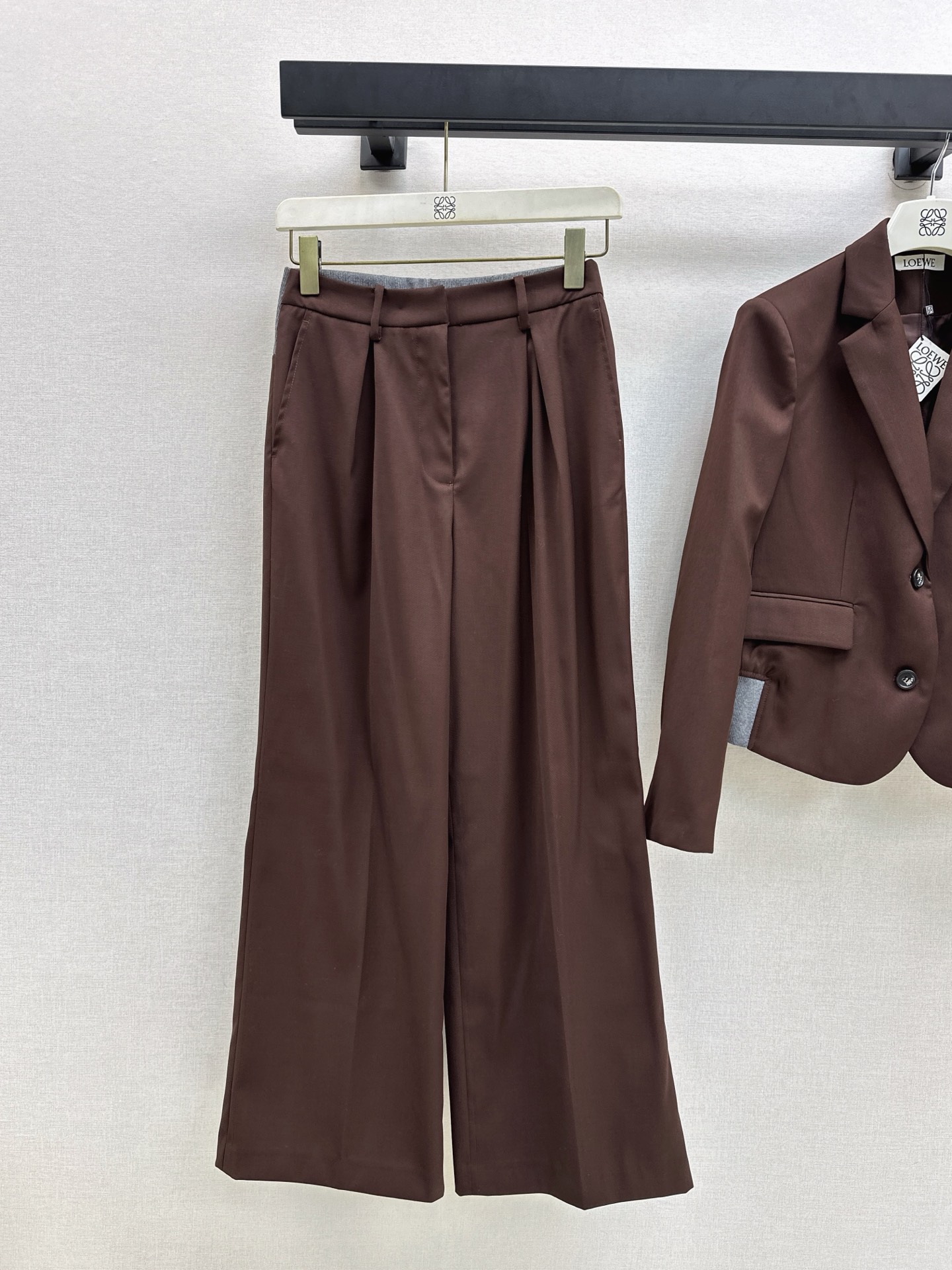 NO:505888,Loe 25Ss———The latest brown suit jacket + suit casual pants in autumn and winter, super high appearance, improve temperament in one second, small lapel design, custom logo two-baring decoration, hem splicing gray thread design, three-dimensional tailoring style, huge slim upper body, matched with the same series of suit pants, and aura and neatness, can be matched for daily commuting, one-color development, spot-on sml, loewe, jackets & coats, jackets & coats, business suit, alexander wang19860909Loe 25Ss————秋冬最新款棕色西装夹克外套+西装休闲裤 超高颜值 一秒提升气质感 西装小翻领设计 定制logo两粒扣装饰 衣摆拼接灰色螺纹设计 立体剪裁版型上身巨显瘦 搭配同系列西装裤上身气场又显利落 日常通勤都能搭配 一色分开发 现货发售sml,,loewe,jackets & coats,jackets & coats,business suit,alexander wang,Women's clothing