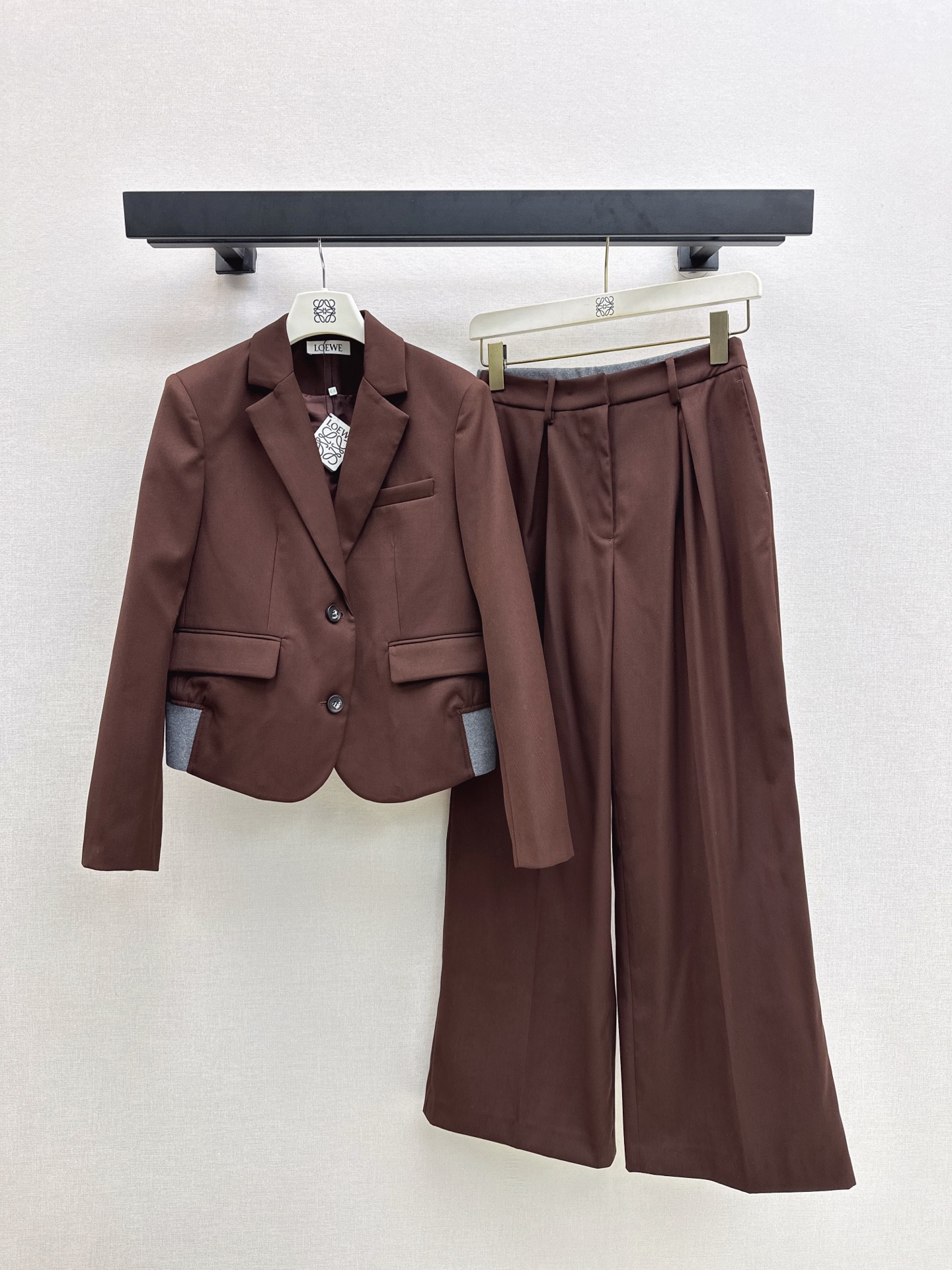 NO:505883,Loe 25Ss———The latest brown suit jacket + suit casual pants in autumn and winter, super high appearance, improve temperament in one second, small lapel design, custom logo two-button decoration, hem splicing gray thread design, three-dimensional tailoring style, huge slim upper body, matched with the same series of suit pants, and aura and neatness, can be matched for daily commuting, one color is developed, on-site sml, outside,,loewe, jackets & coats, jackets & coats, business suit, alexander wang19860909Loe 25Ss————秋冬最新款棕色西装夹克外套+西装休闲裤 超高颜值 一秒提升气质感 西装小翻领设计 定制logo两粒扣装饰 衣摆拼接灰色螺纹设计 立体剪裁版型上身巨显瘦 搭配同系列西装裤上身气场又显利落 日常通勤都能搭配 一色分开发 现货发售sml 外,,loewe,jackets & coats,jackets & coats,business suit,alexander wang,Women's clothing