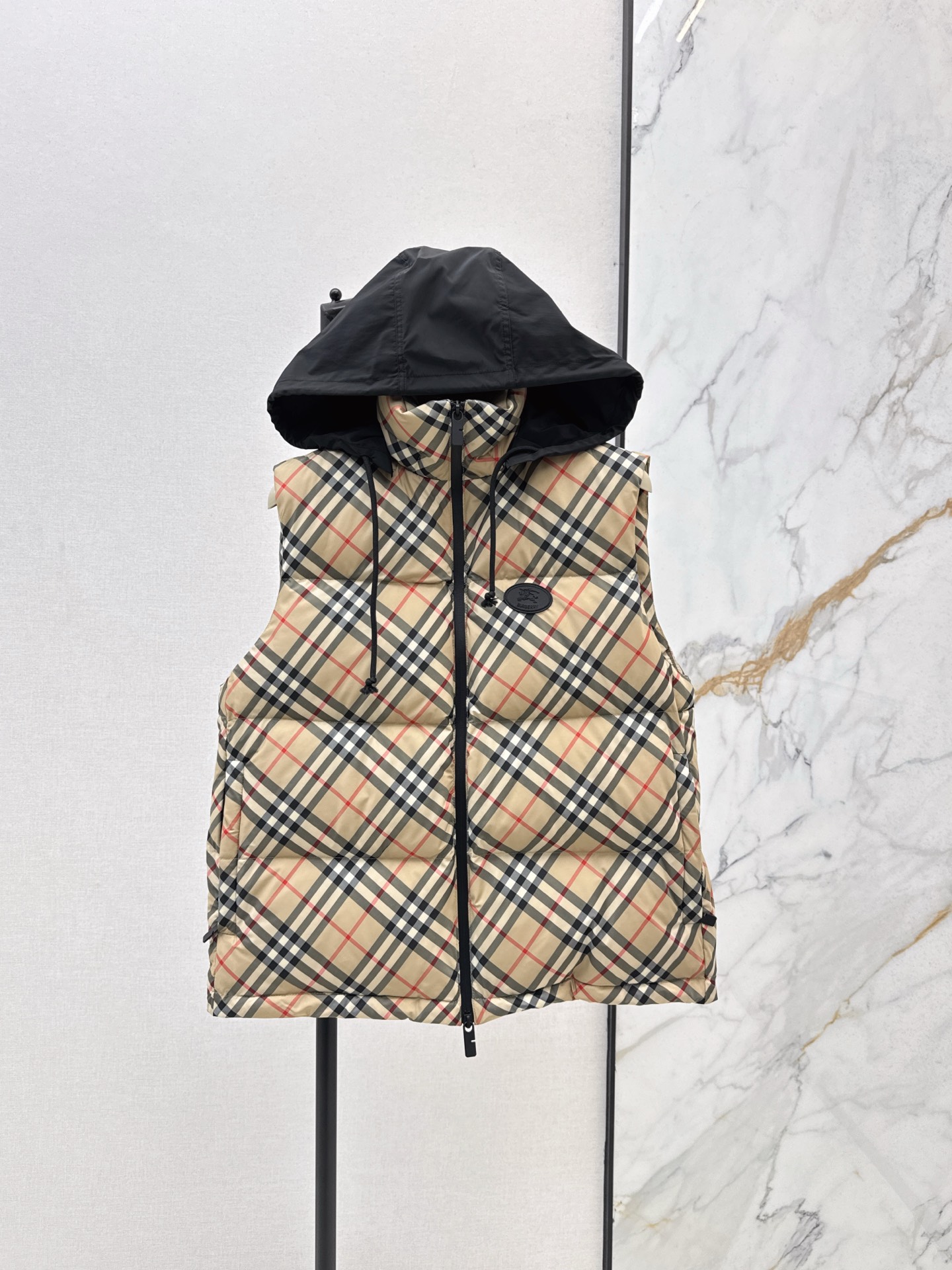 NO:505878,With dust bag Bur 25Ss———The latest plaid stand-collar down jacket vest jacket stand-alone sleeveless vest basic version. The hat can be hidden. The upper body looks slim and versatile. Autumn and winter styling artifact. Various styles. The upper body is fashionable and age-reducing and fashionable. National standard 90 goose down filling. A must-have warmth and practical wear in autumn and winter. SMS is available in stock. SMLXL, burberry, jackets & coats, down jacket, hats, alexander wang19860909配防尘袋Bur 25Ss———秋冬最新款格纹立领羽绒服马甲外套立领无袖马甲基础版型 帽子可隐藏 上身显瘦又百搭 秋冬造型神器 叠搭各种风格 上身洋气减龄时髦又高级 国标90鹅绒填充 秋冬必备保暖实穿 一色现货发售smlxl,,burberry,jackets & coats,down jacket,hats,alexander wang,Women's clothing
