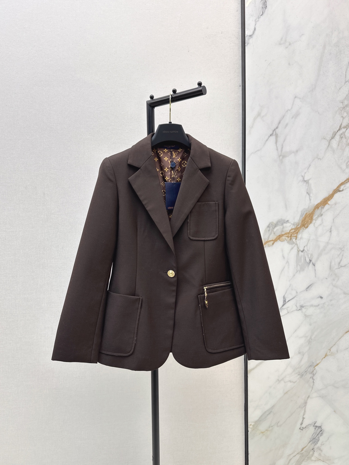 NO:505863,L Home 25Ss———The latest presbyterian lining suit jacket with autumn and winter, three-dimensional silhouette cut loose and comfortable, not picky, the upper body is full of high-end feeling, zipper embellishment, double pocket decoration, custom wool blend fabric with presbyterian lining, showing the brand charm, the upper body is casual and cool, with a sense of handsomeness, a very outstanding one, one color is available in stock, smlxl,,louis vuitton, jackets & coats, business suit, alexander wang19860909L家 25Ss————秋冬最新款老花内衬西装外套 立体廓形剪裁 宽松舒适不挑人 上身就是满满的高级感 拉链点缀 双口袋修饰 定制羊毛混纺面料 带有老花里衬彰显品牌魅力 上身随性酷飒 自带帅气感 很出彩的一款 一色现货发售smlxl,,louis vuitton,jackets & coats,business suit,alexander wang,Women's clothing