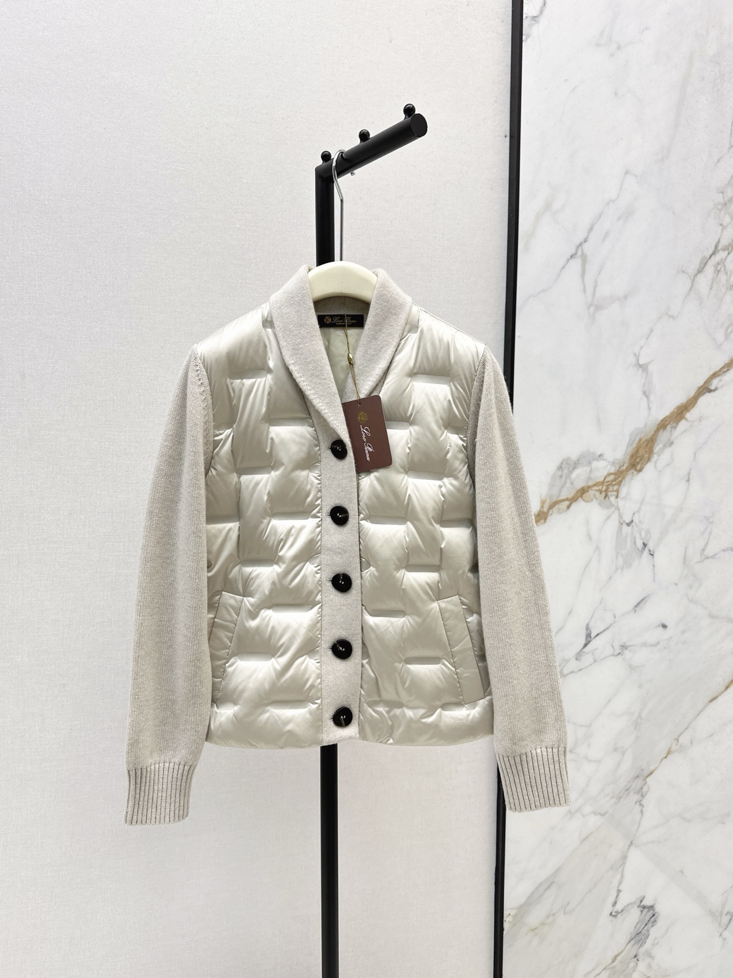 NO:505838,Old-fashioned outfit with dust bag LP 25Ss————The latest knitted spliced ​​goose velvet jacket quality control must-in series for autumn and winter. The first choice for thin down jackets. Heavy 100% cashmere sleeve spliced ​​goose velvet body. V-shaped lapel + classic double pocket decoration design. Minimalistic and luxurious. Casual H-style style is not picky for people. It looks super huge and slim. It is casual and generous to create an Italian elegant and high-end feeling. Three-color spot on sale sml, loro piano, jackets & coats, down jacket, alexander wang19860909配防尘袋老钱风穿搭 LP 25Ss————秋冬最新款针织拼接鹅绒外套品质控必入系列 薄薄的羽绒服首选 重磅百分百羊绒袖拼接鹅绒大身 V字翻领+经典双口袋装饰设计 极简奢华 休闲H版型不挑人上身超巨显瘦 随性大方打造意式优雅的高级感 三色现货发售sml,,loro piana,jackets & coats,down jacket,alexander wang,Women's clothing