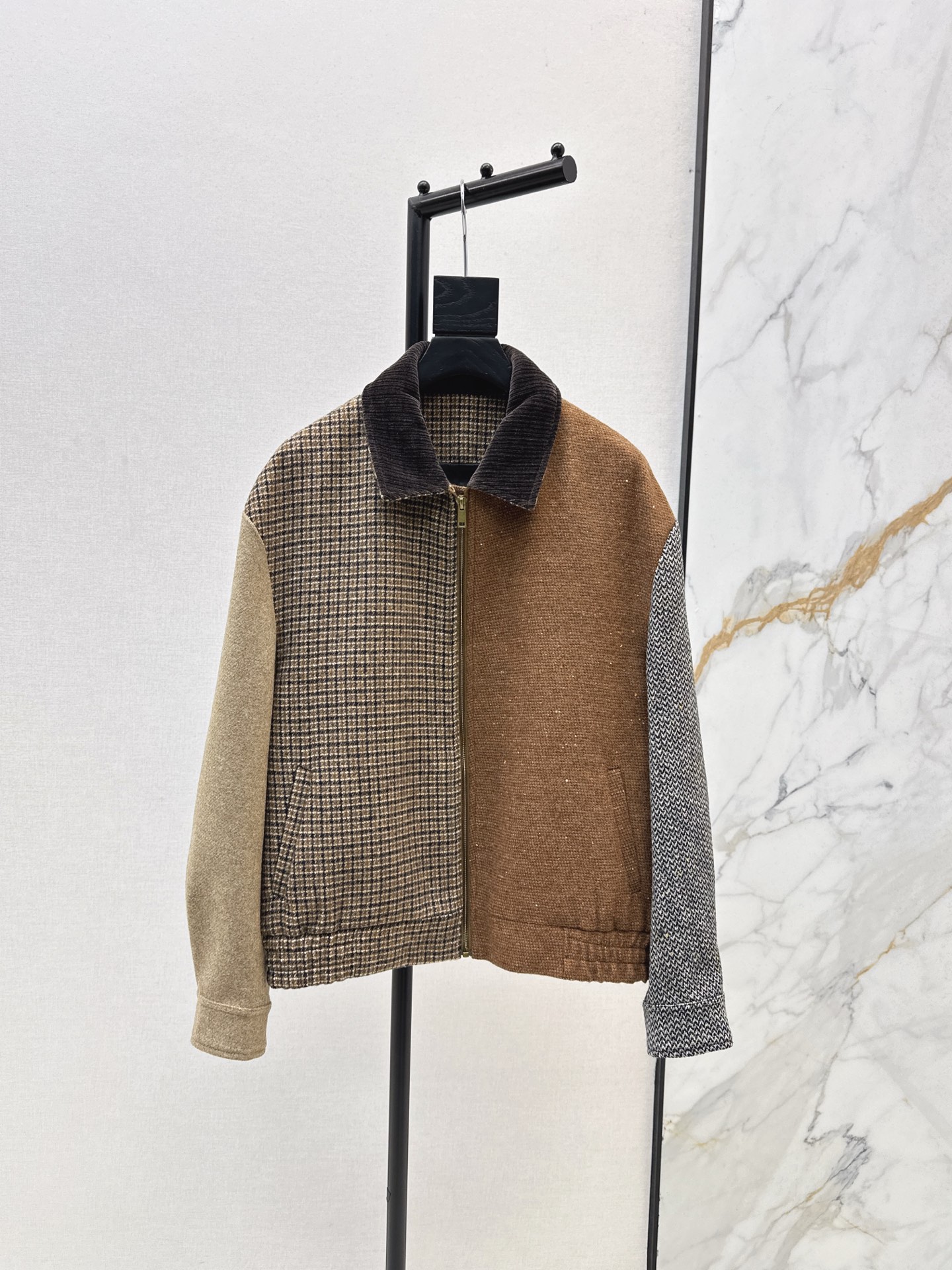 NO:505829,Design 25Ss————The latest contrasting corduroy contrasting zipper jacket in autumn and winter. The three-dimensional cut style has space capacity and huge slim upper body. It is draped and slim with mix and match layering effect. Different colors of fabrics overlap. A unique and layered visual effect. A pure base top is used in daily life. Pair it with a little accessories. The fashionable feeling is easy to grasp. One color is available for sale in stock. Jackets & coats, Jackets & coats, alexander wang19860909设计 25Ss————秋冬最新款撞色灯芯绒撞色拉链夹克外套 立体裁剪版型有空间容量上身巨显瘦 又垂坠显瘦自带混搭叠穿效果 不同颜色的面料交叠 别致又有层次的视觉效果 日常来一件纯净的打底上衣 再搭配一点配饰点缀 时髦感轻松拿捏 一色现货发售sml,,jackets & coats,jackets & coats,alexander wang,Women's clothing