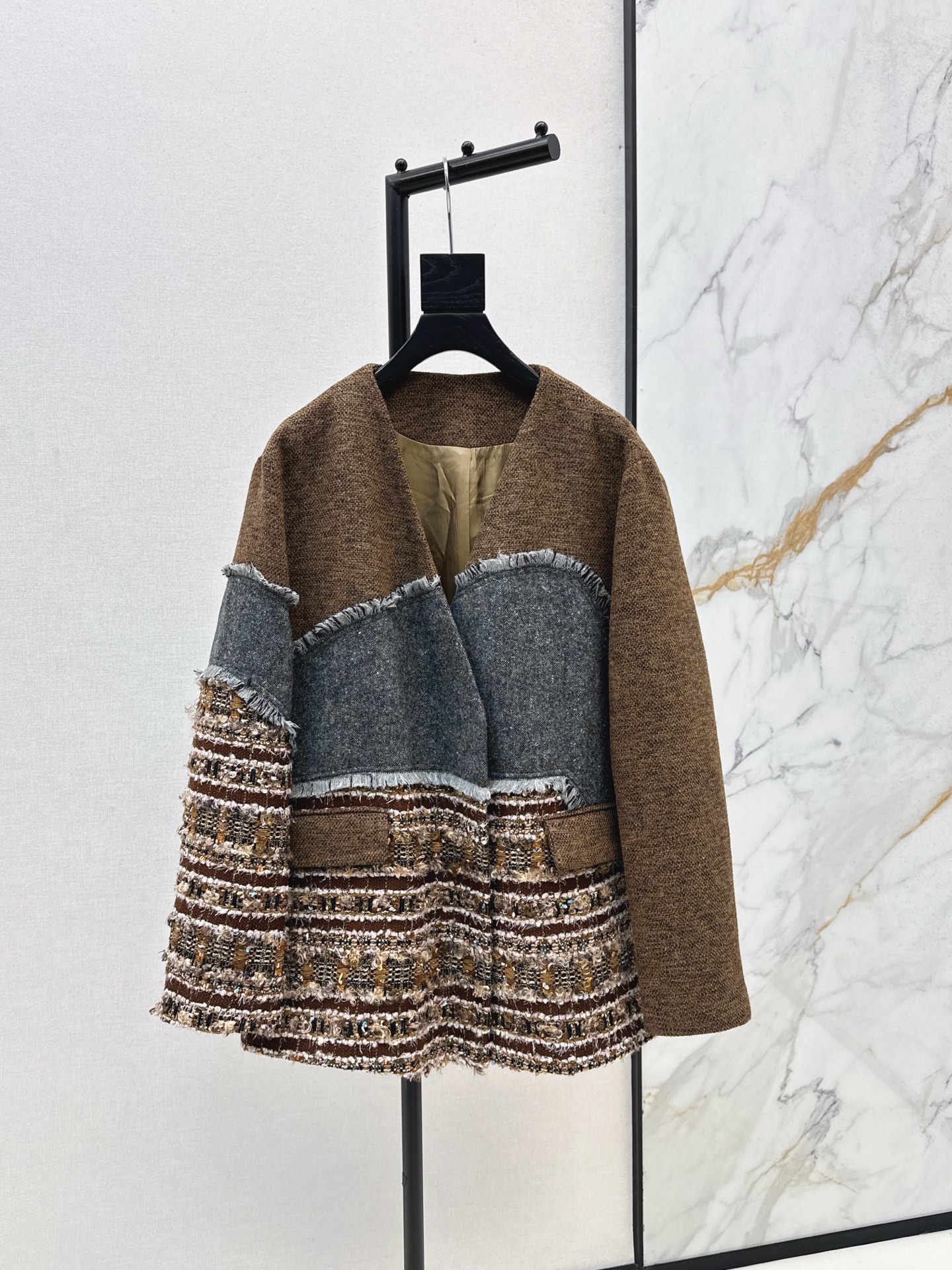 NO:505821,Design 25Ss————The latest V-neck contrasting braided suit jacket in autumn and winter. The loose shoulder-length three-dimensional cut style has space capacity and the upper body is huge and slim. It is draped and slim with mix and match layering effect. Different colors of fabrics overlap. A unique and layered visual effect. A pure base top is available for daily use. A little accessories and embellishment. The fashionable feeling is easy to grasp. One color is available for sale in stock. SML, Jackets & coats, business suit, alexander wang19860909设计 25Ss————秋冬最新款V领撞色编织西装外套 宽松落肩立体裁剪版型有空间容量上身巨显瘦 又垂坠显瘦自带混搭叠穿效果 不同颜色的面料交叠 别致又有层次的视觉效果 日常来一件纯净的打底上衣 再搭配一点配饰点缀 时髦感轻松拿捏 一色现货发售sml,,jackets & coats,business suit,alexander wang,Women's clothing