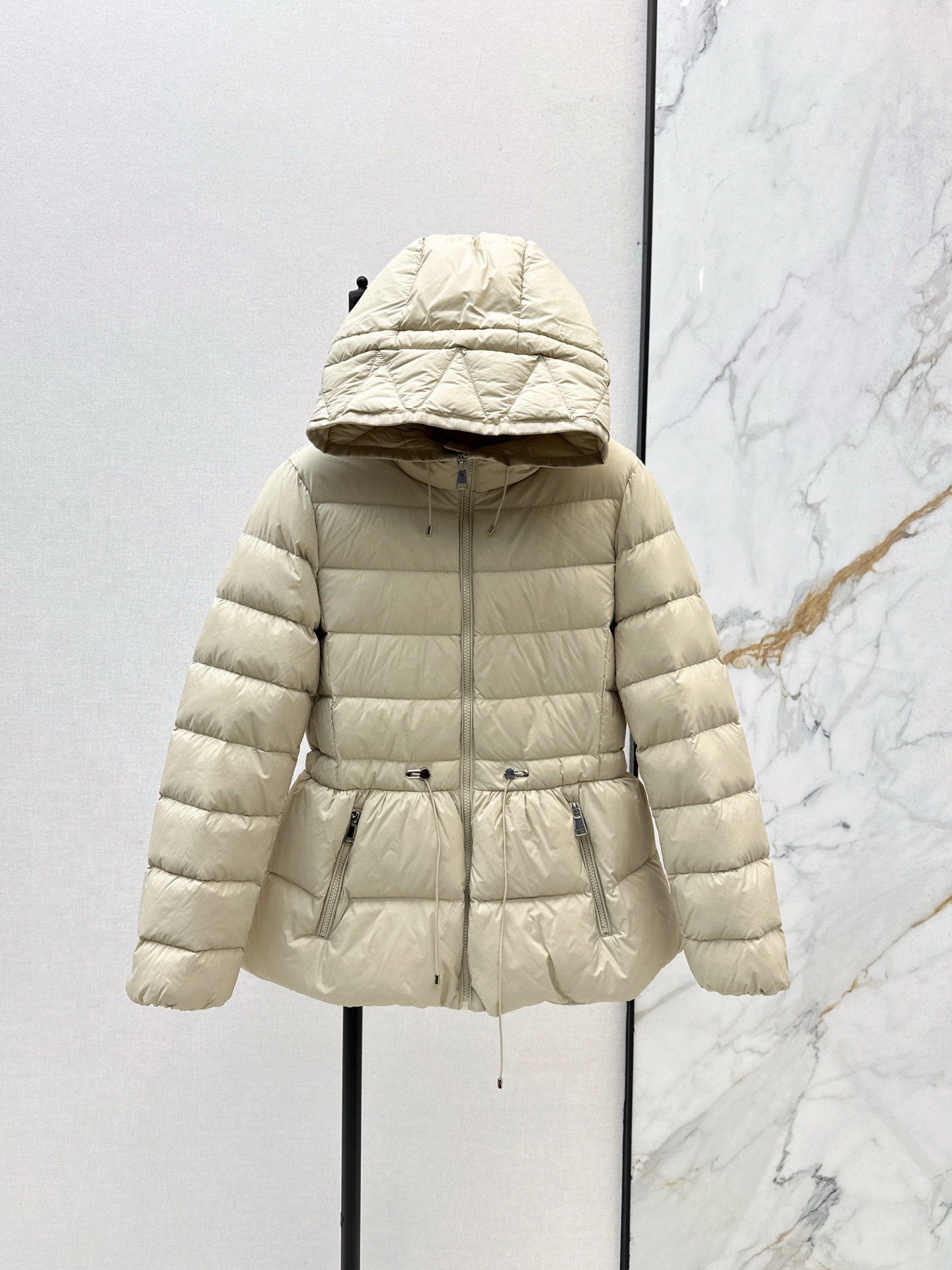 NO:505831,With dust bag MC 25Ss————The latest classic hooded zipper down jacket in autumn and winter. The style is casual and super fashionable. The national standard 90 white duck down filling is light and warm and comfortable. The imported recycled nylon fabric has a great texture. The H-style tailoring is matched with a waist drawstring waist design. A handsome, fashionable and durable upper body. High-end minimalist style. Two colors are available in stock. mlxl, down jacket, hats, alexander wang.19860909配防尘袋MC 25Ss————秋冬最新款经典连帽拉链羽绒服 版型随性搭配超时髦 国标90白鸭绒填充轻盈保暖又舒适 进口再生尼龙面料质感超赞 H版型剪裁搭配腰间抽绳收腰设计 上身帅气时髦耐看又耐穿的一款 高级极简风 两色现货发售mlxl,,down jacket,hats,alexander wang,Women's clothing