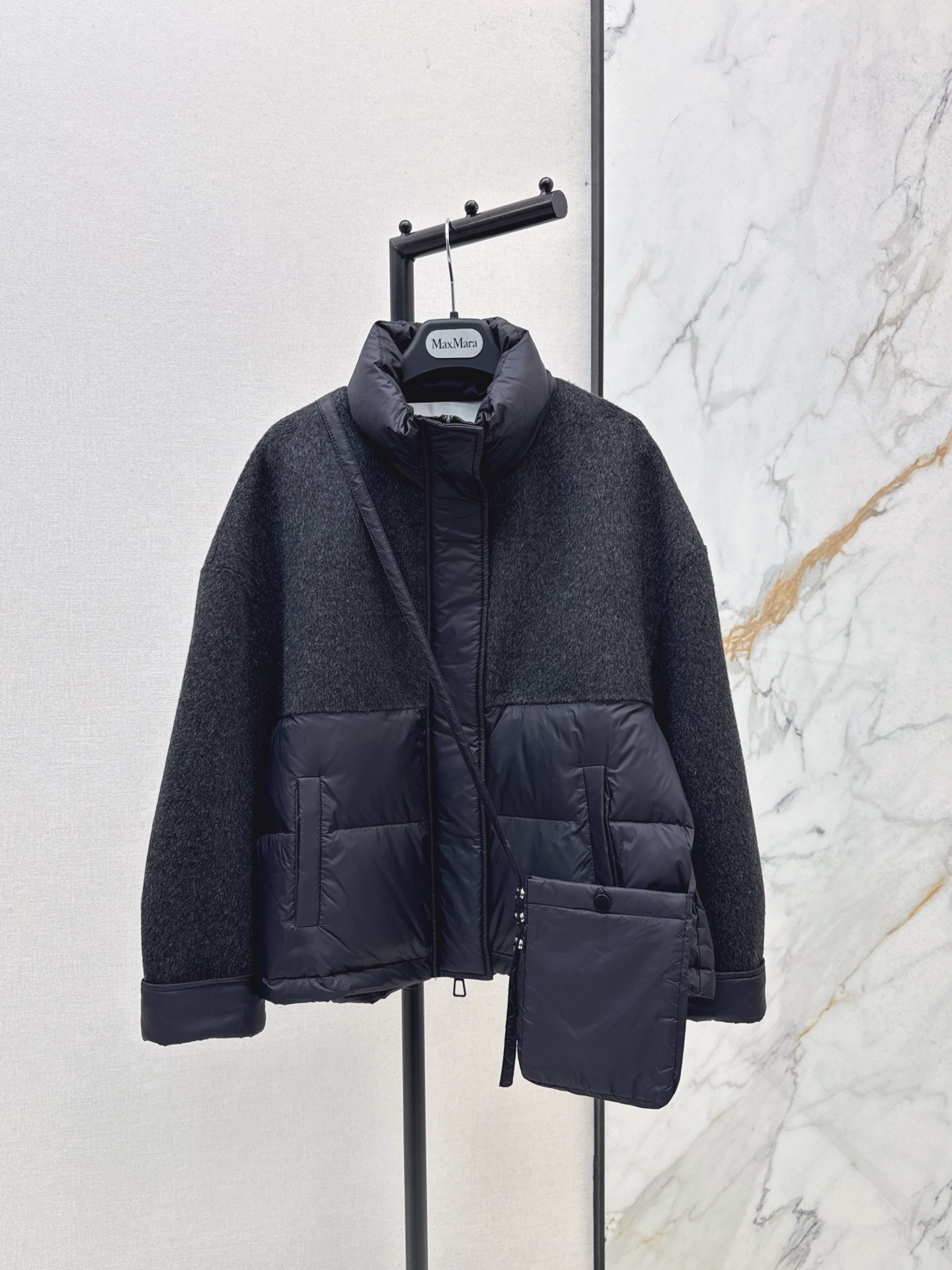 NO:505823,With dust bag Max 25Ss———The latest double-sided cashmere splicing short down jacket with autumn and winter, mobile phone bag, three-dimensional cut and intellectual style, national standard 90 white duck down filling, luxurious and high-end splicing design, fixed-spoke double-sided cashmere wool fabric soft and delicate, hand-picked needle picking, loose fit, lazy and casual, perfect cut and versatile body look slim and tall, imported fabric texture stands upright and stylish, perfect workmanship quality depends on details, recommended four colors for sale in stock, sml, jackets & coats, down jacket, alexander wang19860909配防尘袋Max 25Ss———秋冬最新款双面羊绒拼接短款羽绒服外套 配送手机包包 立体裁剪优雅知性风 国标90白鸭绒填充 拼接设计奢华又高级 定纺双面羊绒羊毛面料柔软细腻 手工挑针 宽松版型慵懒随性 完美剪裁百搭上身显瘦又高挑 进口面料质感立挺有型 完美做工品质看细节 推荐四色现货发售sml,,jackets & coats,down jacket,alexander wang,Women's clothing