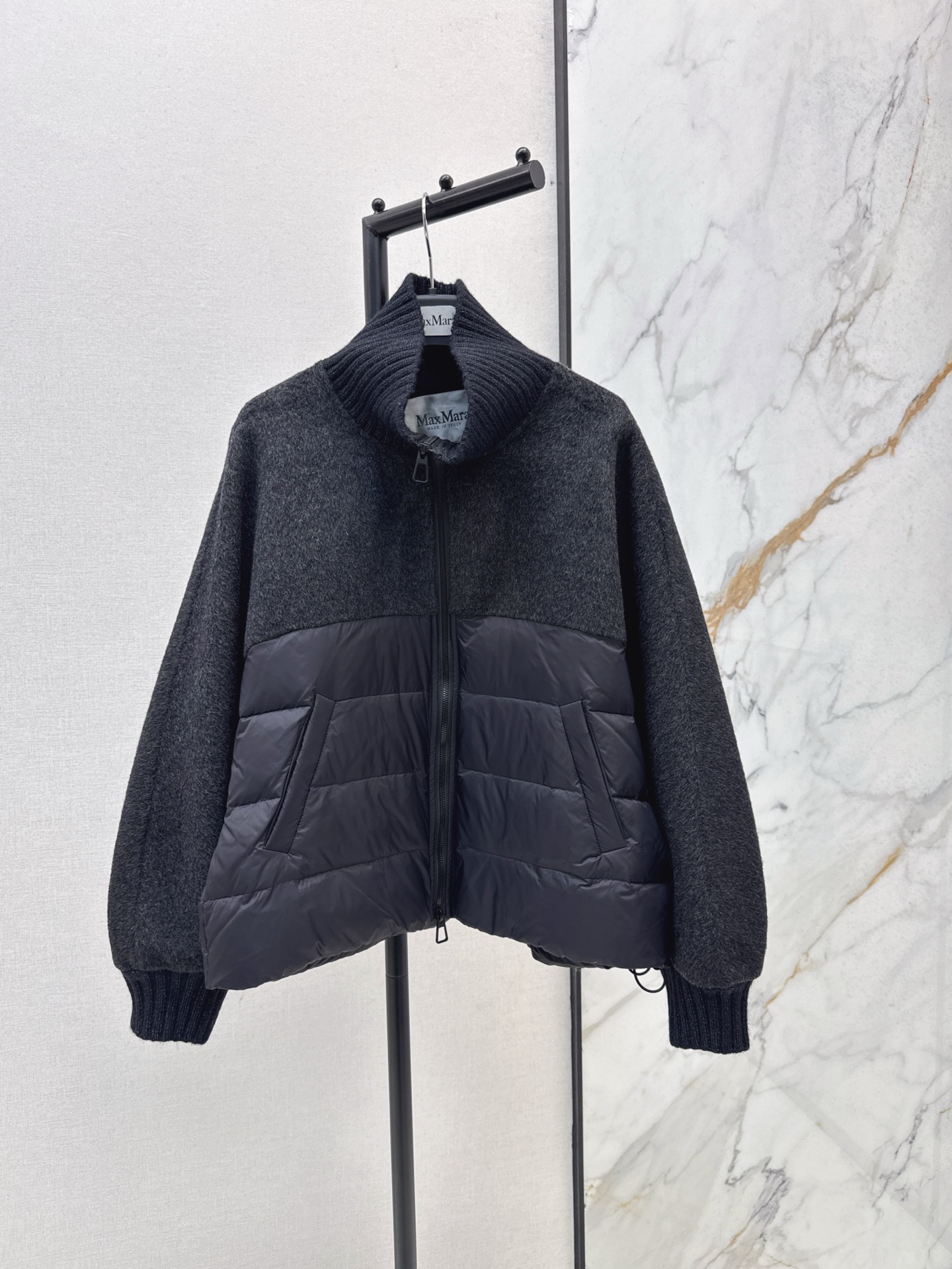 NO:505807,With dust bag Max 25Ss———The latest double-sided cashmere splicing short down jacket in autumn and winter, classic H loose style, three-dimensional cut and intellectual style, national standard 90 white duck down filling, luxurious and high-end splicing design, fixed-spoke double-sided cashmere wool fabric soft and delicate, hand-picked needle-picking loose fit, lazy and casual, perfect cut and versatile body look slim and tall, imported fabric texture stands upright and stylish, perfect workmanship quality depends on details, recommended four colors for sale in stock, sml, Jackets & coats, down jacket, alexander wang19860909配防尘袋Max 25Ss———秋冬最新款双面羊绒拼接短款羽绒服外套经典H宽松版型 立体裁剪优雅知性风 国标90白鸭绒填充 拼接设计奢华又高级 定纺双面羊绒羊毛面料柔软细腻 手工挑针 宽松版型慵懒随性 完美剪裁百搭上身显瘦又高挑 进口面料质感立挺有型 完美做工品质看细节 推荐四色现货发售sml,,jackets & coats,down jacket,alexander wang,Women's clothing