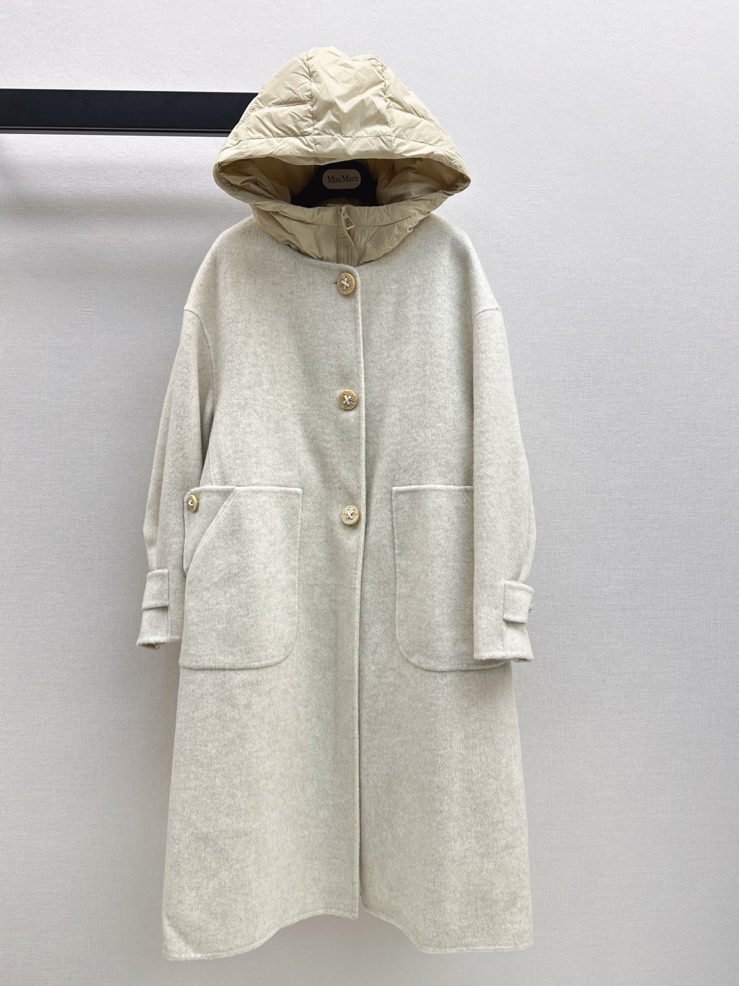 NO:507267,With dust bag Max 25Ss———The latest two-piece set design of down liner double-sided cashmere coat in autumn and winter. Old-fashioned style. Classic H loose style. Must-in-class quality control. Imported Aozhou ultra-fine wool and cashmere material. Pure handmade craftsmanship. High-end gray down two-piece set design is luxurious and low-key. YB open mold custom leather buckle design is high-end and fashionable. Warm and slimming. The upper body is huge and slimming. Recommended four-color spot sale sml, down jacket, alexander wang19860909配防尘袋Max 25Ss————秋冬最新款两件套设计羽绒内胆双面羊绒大衣 老钱风穿搭 经典H宽松版型 品质控必入 进口奥州超细羊毛加羊绒材质 纯手工制作工艺 高级灰羽绒两件套设计奢华低调 YB开模定制真皮扣设计高级又时髦 保暖又显瘦 版型上身巨显瘦 推荐四色现货发售sml,,down jacket,alexander wang,Women's clothing