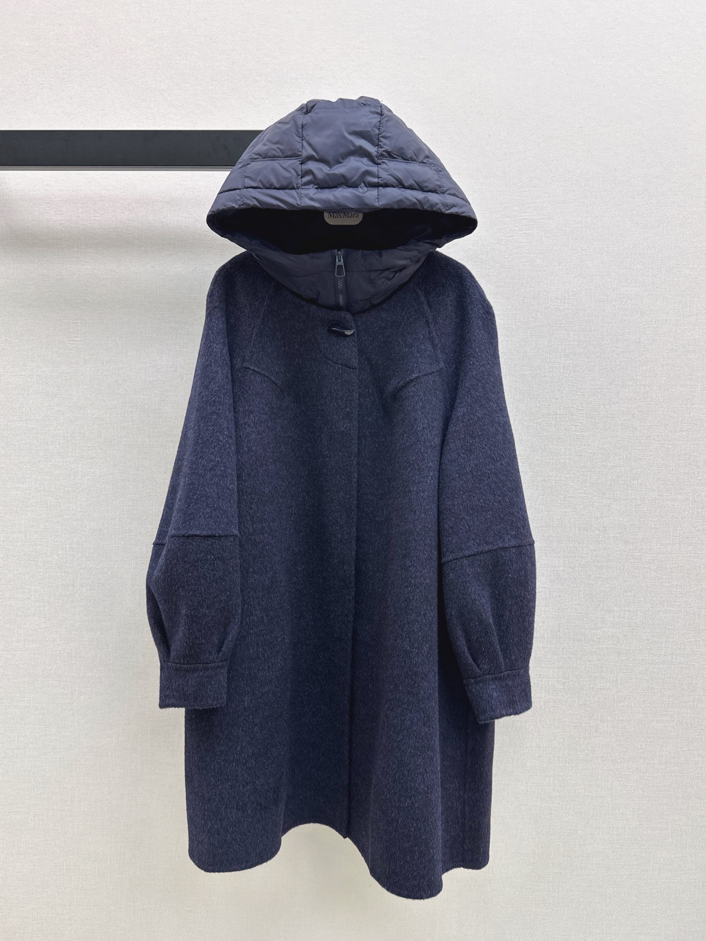 NO:507277,With dust bag Max 25Ss———The latest two-piece set design of down liner double-sided cashmere coat in autumn and winter. Old-fashioned style. Classic H doll loose style. Quality control must be included. Imported Aozhou ultra-fine wool and cashmere material. Pure handmade craftsmanship. High-end gray down two-piece set design is luxurious and low-key. YB open mold custom leather horn buckle design is high-end and fashionable. Warm and slimming. The upper body is huge and slimming. Recommended four-color spot sale sml, down jacket, alexander wang19860909配防尘袋Max 25Ss————秋冬最新款两件套设计羽绒内胆双面羊绒大衣 老钱风穿搭 经典H娃娃宽松版型 品质控必入 进口奥州超细羊毛加羊绒材质 纯手工制作工艺 高级灰羽绒两件套设计奢华低调 YB开模定制真皮牛角扣设计高级又时髦 保暖又显瘦 版型上身巨显瘦 推荐四色现货发售sml,,down jacket,alexander wang,Women's clothing