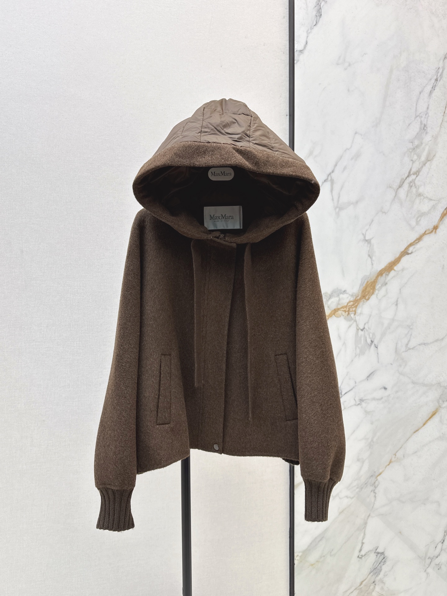 NO:508075,With dust bag Max 25Ss———The latest style of styling double-sided wool hooded short down jacket with jacket with wool splicing is very good~~Classic Os tailoring and splicing method, machine sewing is frozen, classic fashionable and handsome, national standard 90 velvet imported recycled nylon fabric with excellent texture, imported machine sewing, recommended four colors for sale in stock, sml, jackets & coats, down jacket, hats, alexander wang19860909配防尘袋Max 25Ss————秋冬最新款拼接双面呢连帽短款羽绒服外套拼接羊毛设计感很赞～～经典Os剪裁搭配拼接做法 机缝定格 经典时髦又帅气 国标90绒进口再生尼龙面料质感超赞 进口机缝制 推荐四色现货发售sml,,jackets & coats,down jacket,hats,alexander wang,Women's clothing