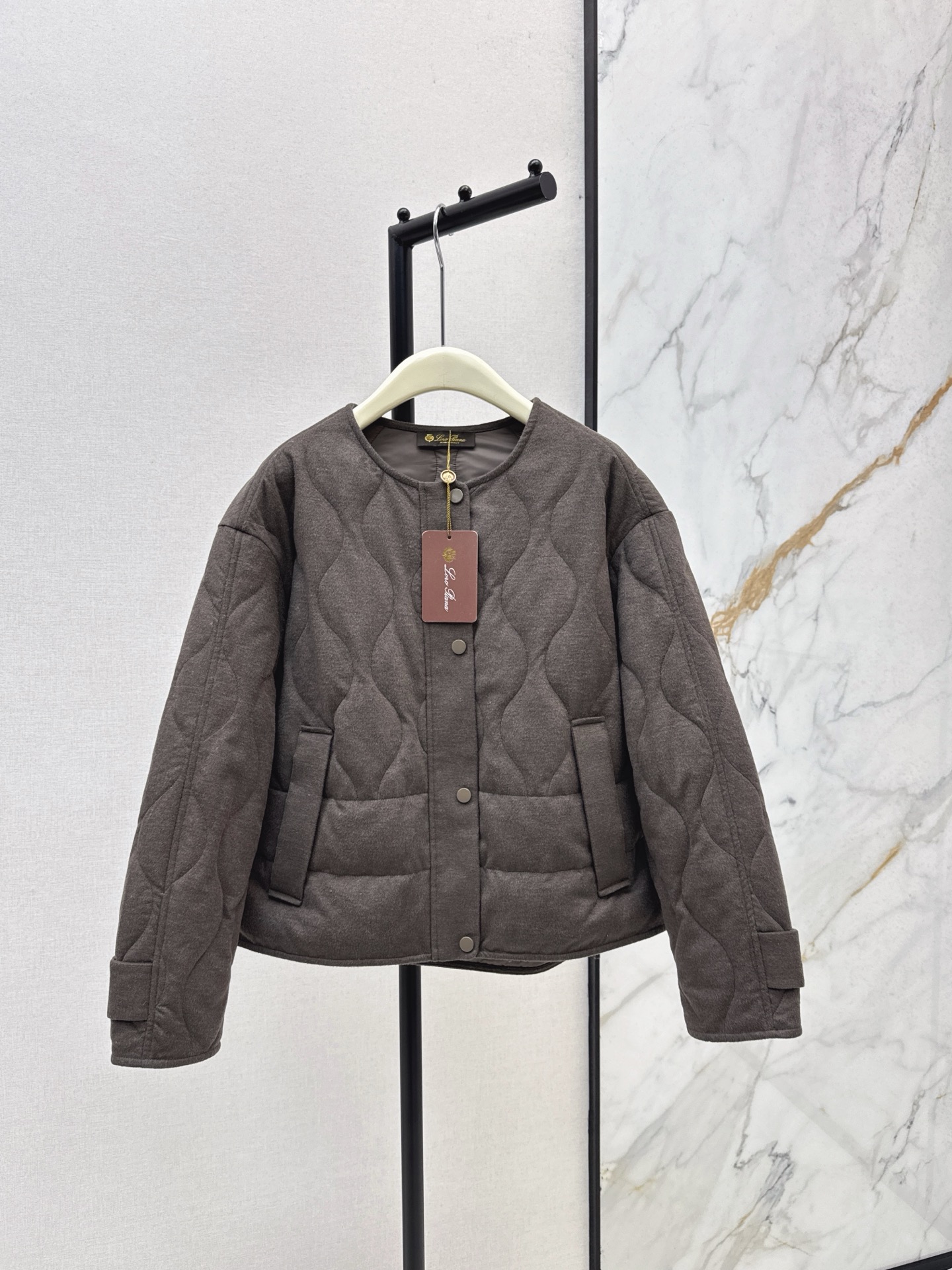 NO:505802,With dust bag LP 25Ss———The latest short round-neck down jacket in autumn and winter, classic H loose style, three-dimensional cut, elegant intellectual style, national standard 90 white duck down filling, luxurious and high-end splicing design, fixed-spoke cashmere wool fabric soft and delicate, loose style lazy and casual, perfect tailoring, versatile upper body, slim and tall, imported fabric texture stands upright and stylish, perfect workmanship quality depends on details, recommended two colors for sale in stock, sml, loro piana, jackets & coats, down jacket, alexander wang19860909配防尘袋LP 25Ss———秋冬最新款短款圆领羽绒服外套经典H宽松版型 立体裁剪优雅知性风 国标90白鸭绒填充 拼接设计奢华又高级 定纺羊绒羊毛面料柔软细腻 宽松版型慵懒随性 完美剪裁百搭上身显瘦又高挑 进口面料质感立挺有型 完美做工品质看细节 推荐两色现货发售sml,,loro piana,jackets & coats,down jacket,alexander wang,Women's clothing