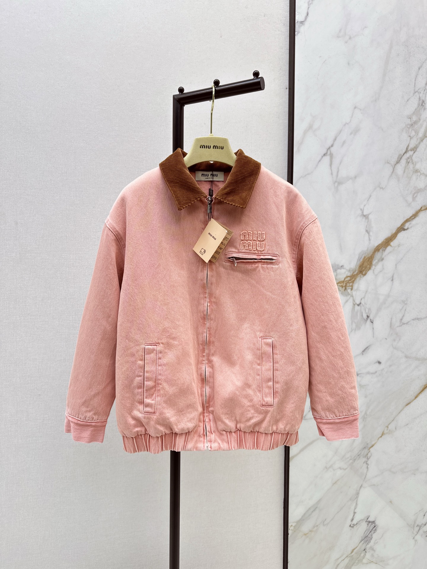 NO:505818,Miu 25Ss————The latest Miu girl’s fashionable outfits in autumn and winter, contrasting color lapel splicing corduroy cotton jacket three-dimensional tailoring short H-style interpretation of the stacked design of autumn and winter, retro and handsome fashionable girl style, positioning letter embroidery, light and warm fabric perfect details, one-color spot on sml,,miumiu, jackets & coats,alexander wang19860909Miu 25Ss————秋冬最新款缪系少女时髦穿搭撞色翻领拼接灯芯绒棉服外套立体剪裁短款H版型 演绎秋冬叠搭造型保暖神器 复古帅气时髦少女风 定位字母贴绣 轻盈保暖面料完美细节 一色现货发售sml,,miumiu,jackets & coats,alexander wang,Women's clothing