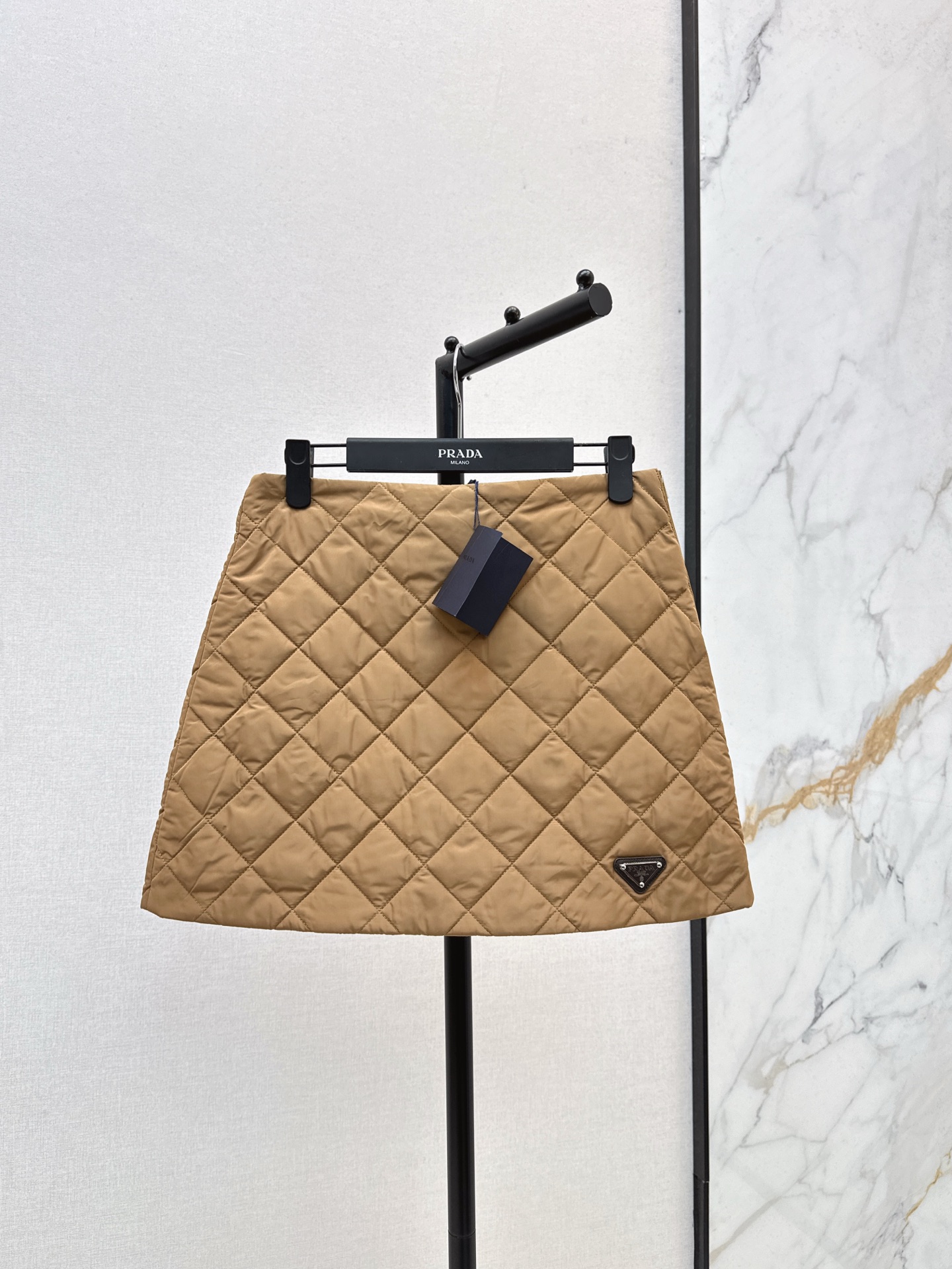 NO:505814,Recommended a set of matching PD 25Ss - the latest cotton diamond-shaped short skirt imported recycled nylon fabric in autumn and winter. Metal triangle mark is low-key and fashionable. Classic small A-style tailoring is versatile and not picky. Age-reducing sweet and cool style. Lightweight and warm fabric. Two-color spot sale sml, skirts, alexander wang19860909推荐一套搭配 PD 25Ss——秋冬最新款间棉菱格短半裙进口再生尼龙面料 金属三角标低调又时髦 经典小A版型剪裁百搭不挑人 减龄甜酷风 轻盈保暖面料 两色现货发售sml,,skirts,alexander wang,Women's clothing