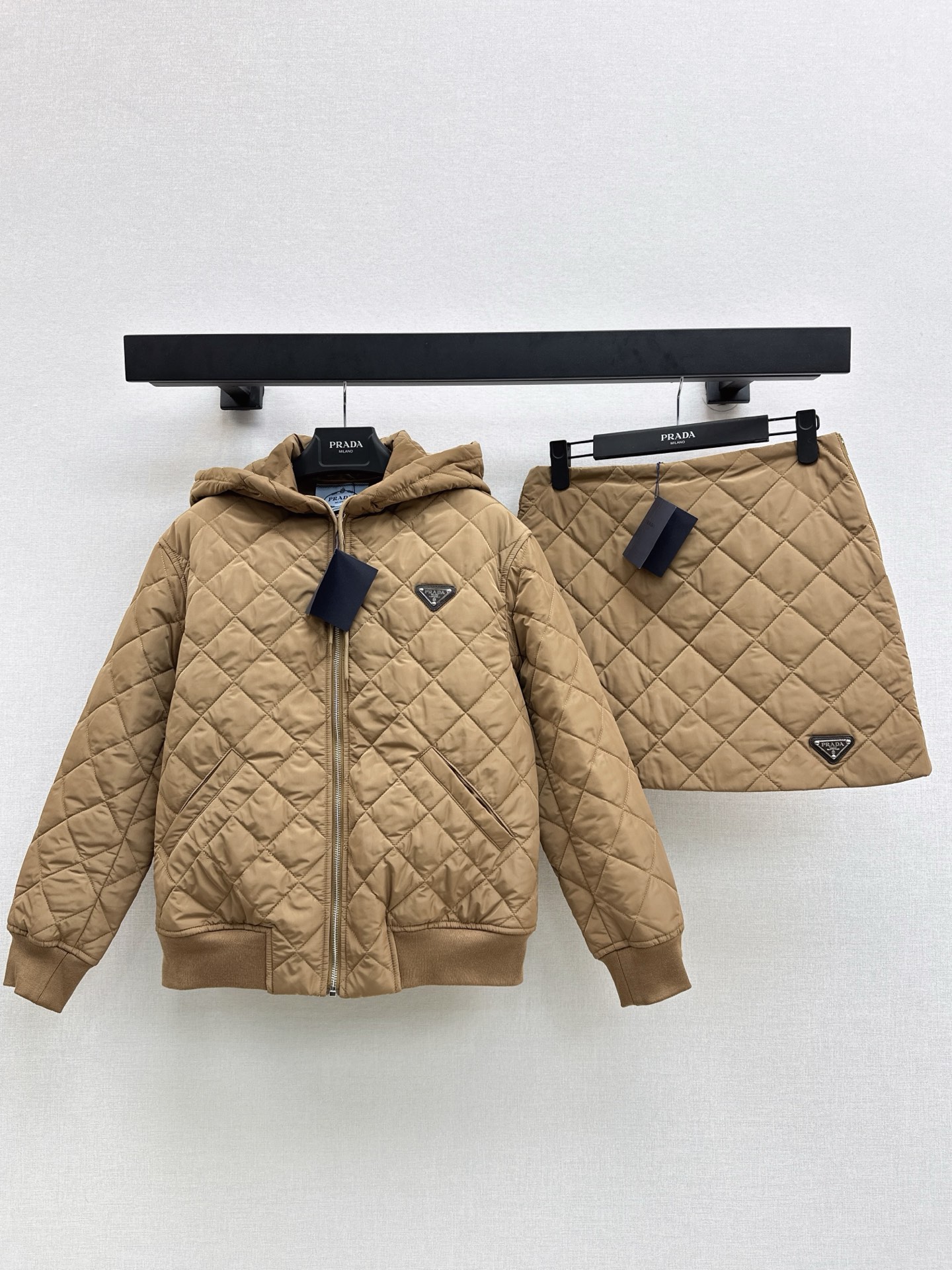 NO:505810,Recommended a set of matching PD 25Ss———The latest autumn and winter cotton diamond cotton jacket imported recycled nylon fabric. Metal triangle mark is low-key and fashionable. Classic hooded baseball uniform style interprets British style and is handsome. Light and warm fabric. Two colors are available for sale in stock. SML, Jackets & coats, Hats, Alexander wang.19860909推荐一套搭配 PD 25Ss———秋冬最新款间棉菱格棉服外套进口再生尼龙面料 金属三角标低调又时髦 经典连帽棒球服版型演绎英伦风百搭又帅气 轻盈保暖面料 两色现货发售sml,,jackets & coats,hats,alexander wang,Women's clothing