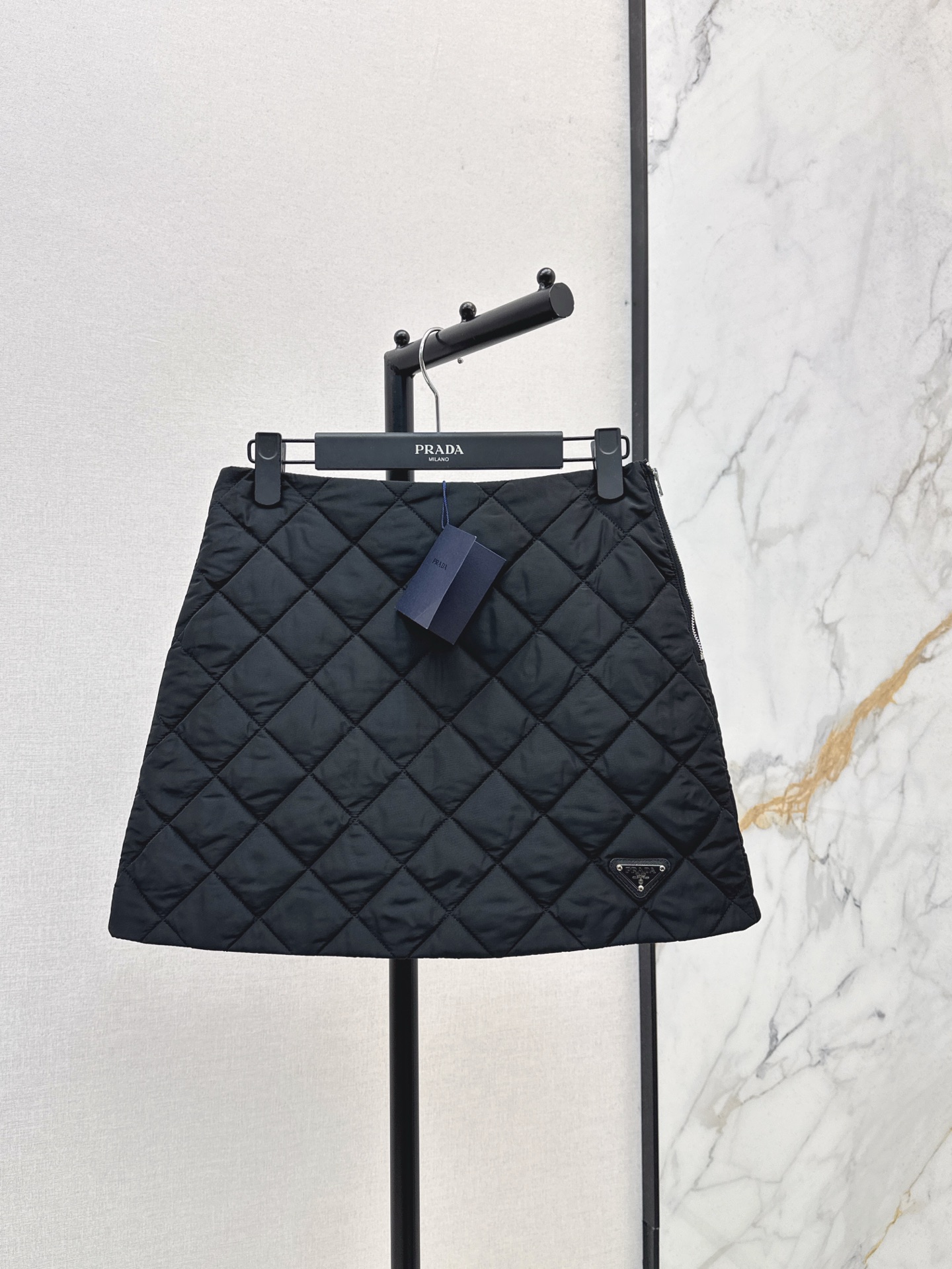 NO:505805,Recommended a set of matching PD 25Ss - the latest cotton diamond-shaped short skirt imported recycled nylon fabric in autumn and winter. Metal triangle mark is low-key and fashionable. Classic small A-style tailoring is versatile and not picky. Age-reducing sweet and cool style. Lightweight and warm fabric. Two-color spot sale sml, skirts, alexander wang19860909推荐一套搭配 PD 25Ss——秋冬最新款间棉菱格短半裙进口再生尼龙面料 金属三角标低调又时髦 经典小A版型剪裁百搭不挑人 减龄甜酷风 轻盈保暖面料 两色现货发售sml,,skirts,alexander wang,Women's clothing