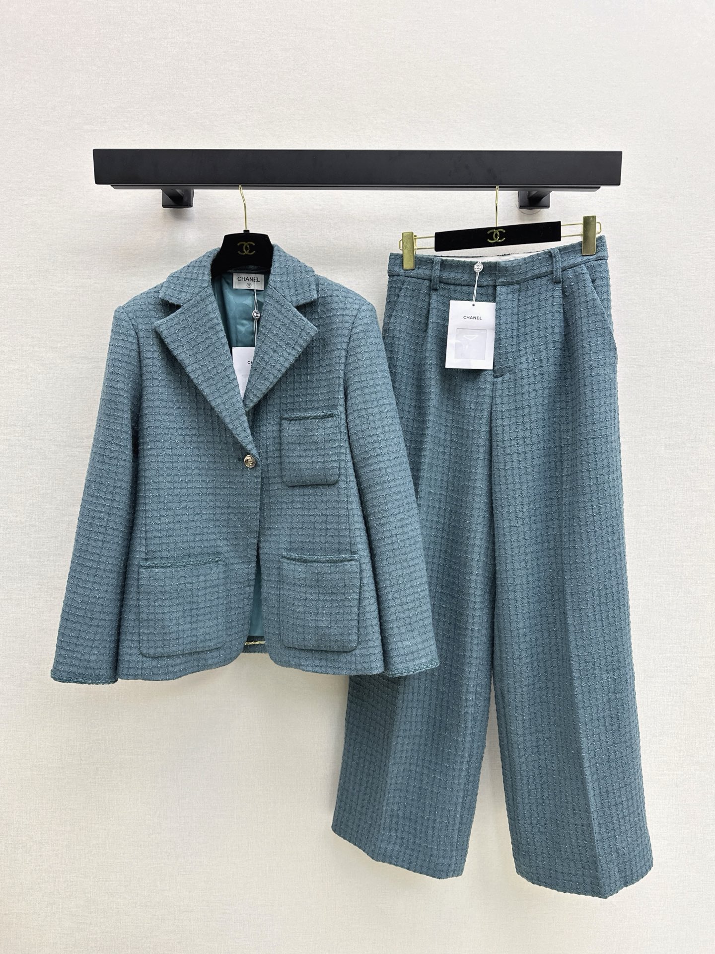 NO:505790,Kunling same style C home 25Ss———New autumn and winter plaid tweed braided suit lapel suit jacket + trousers yb customized imported coarse wool material with obvious texture and superior texture. Coarse wool fabric shaping small fragrance style. Lace silhouette dress jacket. Straight-tube style is more inclusive. Overall water-blue plaid pattern is elegant without dullness. Ready-to-wear braided elements with silver wire reflection. Luxurious and charming. Multiple knitted edge-bound pockets show the high-end socialite style. Regular tailoring temperament and fashionable. The first choice for autumn and winter seasonal outfits. yb customized surface accessories. Recommend a set of matching. One color is developed. SML is available in stock. In addition,,chanel, jackets & coats,alexander wang19860909昆凌同款 C家 25Ss———秋冬新款格纹粗花呢编织套装翻领西服外套+西裤 yb定制进口粗纺羊毛呢材质 肌理明显 质感上乘 粗花毛呢面料塑造小香风典范 翻领廓形洋装外套 直筒版型包容性更强 整体水蓝色格纹雅致而无沉闷感 成衣编织元素配合银丝反光 奢华迷人 多处编织捆边口袋 尽显高级名媛风格 常规剪裁气质时髦 秋冬换季穿搭首选 yb定制面辅料 推荐一套搭配 一色分开发 现货发售sml 外,,chanel,jackets & coats,alexander wang,Women's clothing