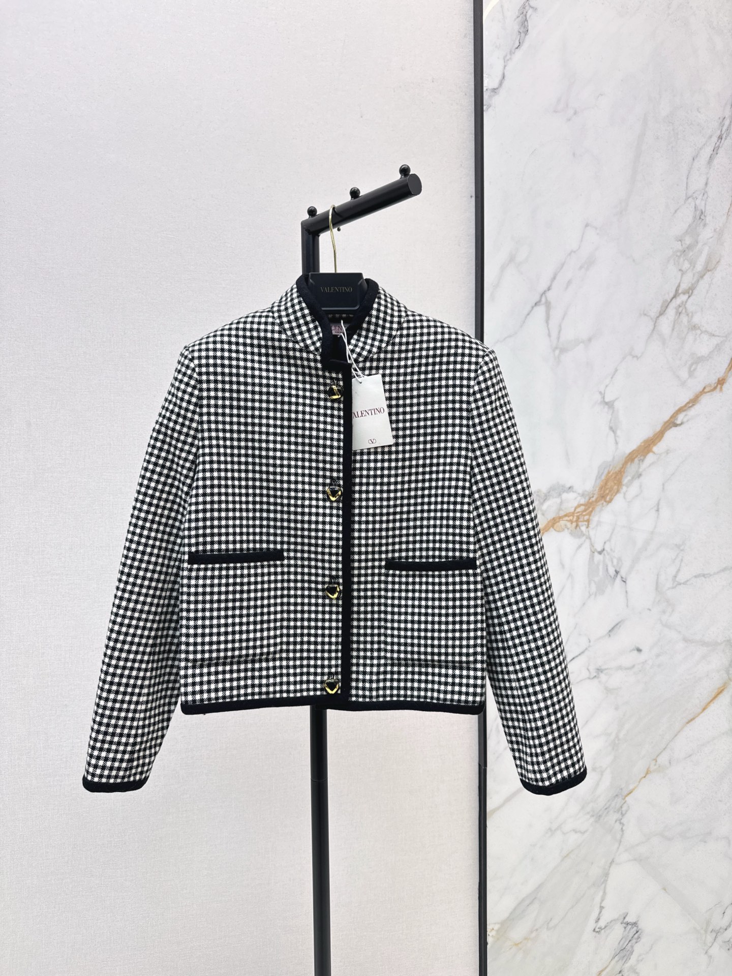 NO:505816,Retro Look VLTN 25Ss———The latest autumn and winter style. Classic black and white contrasting stand-up collar plaid jacket. It uses fixed wool plaid fabric. The black edge-covered plaid craftsmanship is very layered. It is a great addition to the decoration with V-letter buttons. The style is versatile and hides the flesh to make you look slim. It is definitely a must-have for daily commuting or commuting. The minimalist temperament is fashionable and tasteful, and it is not lost. The rich and noble feels like a treasure. It is available in stock. SML,, jackets & coats, alexander wang19860909复古Look VLTN 25Ss———秋冬最新款 经典黑白撞色立领格纹外套 采用定织羊毛格纹面料 黑色包边对格工艺做法很有层次感 搭配V字母纽扣装饰很加分 版型百搭又藏肉显瘦 绝对是日常或通勤必备款 极简气质时髦风超有品味 又不失浪漫气息 富贵千金即视感 一色现货发售 SML,,jackets & coats,alexander wang,Women's clothing