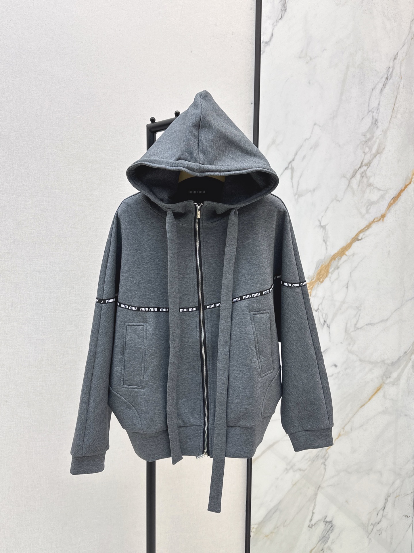 NO:506612,Miu 25Ss———The latest logo webbing decorative hooded casual jacket in autumn and winter. Clean and neat tailoring. Details are online. The design is simple and fashionable. A slightly loose fit. It has the effect of adjusting body proportions. It is fashionable and advanced. It fully displays the style of an INS blogger!  Random and handsome Custom fabrics, practical and texture coexist. Two colors are available for sale in stock, miumiu, jackets & coats, hats, alexander wang19860909Miu 25Ss————秋冬最新款logo织带装饰连帽休闲外套 干净利落的剪裁 细节在线 设计简约又不失时髦感 微宽松版型 自带调节身材比例的功效 时髦高级 尽显INS博主风！随性又帅气 定制面料 实穿与质感并存 两色现货发售sml,,miumiu,jackets & coats,hats,alexander wang,Women's clothing