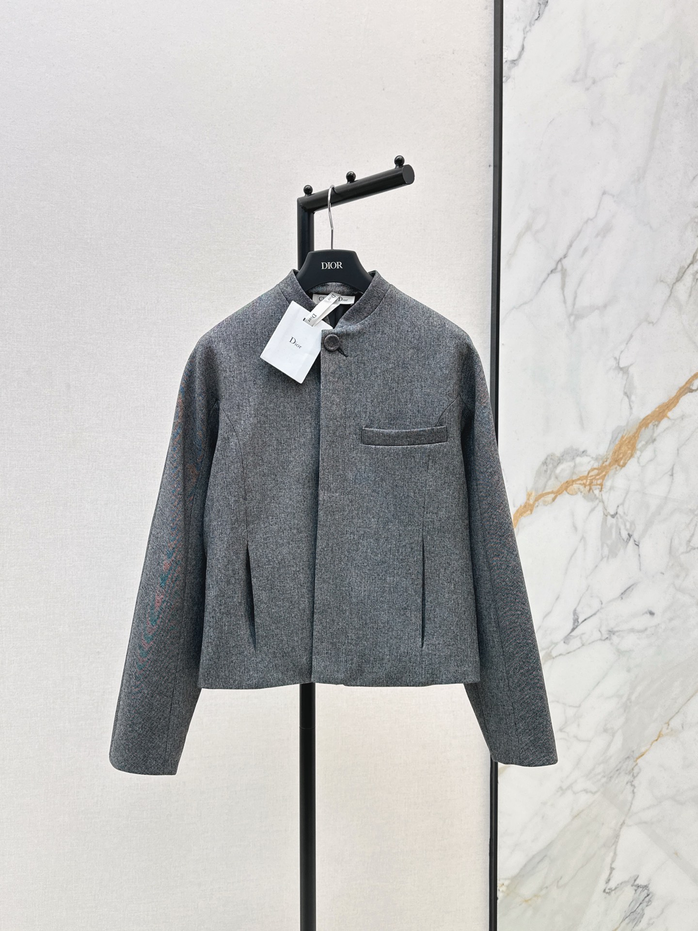 NO:506609,CD 25Ss———The latest high-end gray stand-up collar jacket in autumn and winter is classic and stylish, with its own aura, the fabric is very textured, fashionable and high-end, the color is super positive, the upper body looks white and slim, the series with a cool and handsome feeling, the upper body is full of aura, the length is just right, easy to control, one color is available in stock, sml, jackets & coats, alexander wang19860909CD 25Ss————秋冬最新款高级灰色系立领外套经典又有型 自带气场 面料质感很奈斯 时髦又高级 颜色超级正 上身显白又显瘦 自带酷帅感的系列 走路都带风上身气场全开 长度恰到好处 轻松驾驭 一色现货发售sml,,jackets & coats,alexander wang,Women's clothing