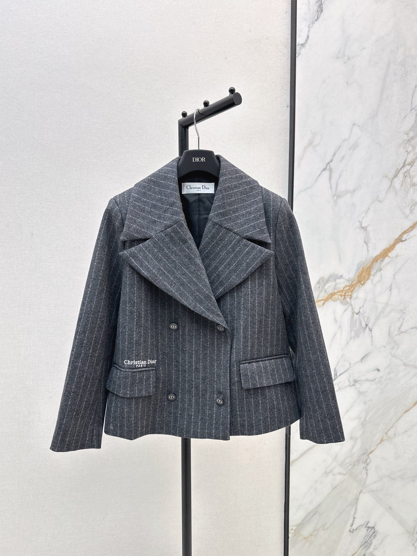 NO:506606,CD 25Ss———The latest large lapel design striped suit jacket in autumn and winter. Classic and stylish. It has its own aura. The fabric is very textured. Fashionable and high-end. The color is super positive. The upper body looks white and slim. The series with a cool and handsome feeling. The upper body is full of aura. The length is just right. Easy to control. One color is available for sale in stock. SML, Jackets & coats, business suit, alexander wang.19860909CD 25Ss————秋冬最新款大翻领设计条纹西装外套 经典又有型 自带气场 面料质感很奈斯 时髦又高级 颜色超级正 上身显白又显瘦 自带酷帅感的系列 走路都带风上身气场全开 长度恰到好处 轻松驾驭 一色现货发售sml,,jackets & coats,business suit,alexander wang,Women's clothing