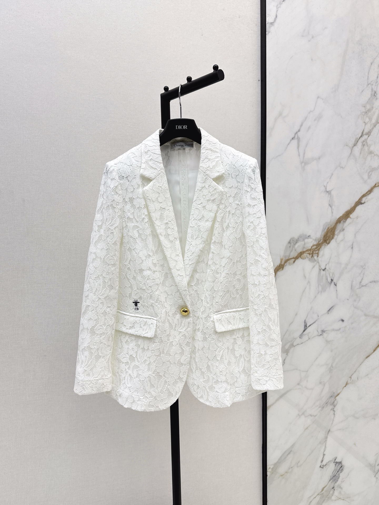 NO:506631,CD 25Ss————The latest water-soluble lace suit jacket in autumn and winter. A low-key look at a glance. A stunning look. Water-soluble flowers. Super beautiful butterfly love flowers. A beautiful fairy. This length can show off the body proportions well and maintain elegance and stability. It can hold various occasions. Two colors are available for sale in stock. SML, Jackets & coats, business suit, alexander wang19860909CD 25Ss————秋冬最新款水溶蕾丝西装外套 一眼低调 细看惊艳的一款 水溶花 超好看栩栩如生的蝶恋花 唯美仙女 这个长度能很好展现身材比例又保持优雅稳重能hold住各种场合 两色现货发售sml,,jackets & coats,business suit,alexander wang,Women's clothing