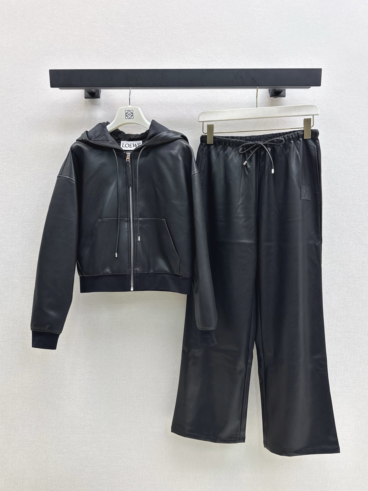 NO:506625,Loe 25Ss———The latest in autumn and winter environmentally friendly protein leather casual suit hooded jacket + elastic waist casual pants 100% unique custom PU leather Fashion and handsome Very unique taste and personality Classic style design is simple and elegant Unique craftsmanship Add a bit of exquisiteness and delicate development One color separates SML on stock Outside,,loewe, jackets & coats,hats,alexander wang19860909Loe 25Ss————秋冬最新款环保蛋白皮休闲套装连帽外套+松紧腰休闲裤 百分百独特定制PU皮 时尚帅气 很独特的品味与个性经典款版型设计简洁而优雅 独特的工艺 多了一份精致与细腻 一色分开发 现货发售sml 外,,loewe,jackets & coats,hats,alexander wang,Women's clothing