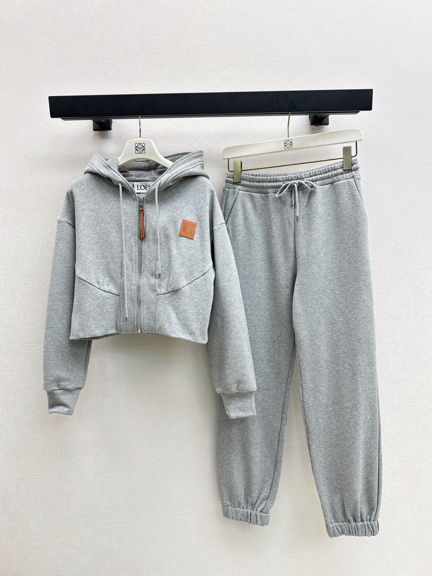 NO:506622,Loe 25Ss———The latest handsome and fashionable suit in autumn and winter. Hooded short zipper jacket + elastic waist trousers. Customized twill cotton. Comfortable and smooth. Fashionable. Zipper jacket tailoring. Zipper plaid design is adjustable. Matched with wide-leg straight trousers in the same series. Comfortable and fashionable. It can be easily controlled for daily travel or leisure. One set is available in two colors. SML, loewe, jackets & coats,hats,alexander wang.19860909Loe 25Ss————秋冬最新款帅气时髦套装 连帽小短款拉链外套+松紧腰长裤 定制斜纹全棉材质 舒适垂顺 穿搭洋气 拉链外套剪裁 拉链开襟设计随意调节 搭配同系列阔腿直筒长裤 穿搭舒适时尚 无论日常出行还是休闲娱乐 都能轻松驾驭 一套出 两色现货发售sml,,loewe,jackets & coats,hats,alexander wang,Women's clothing