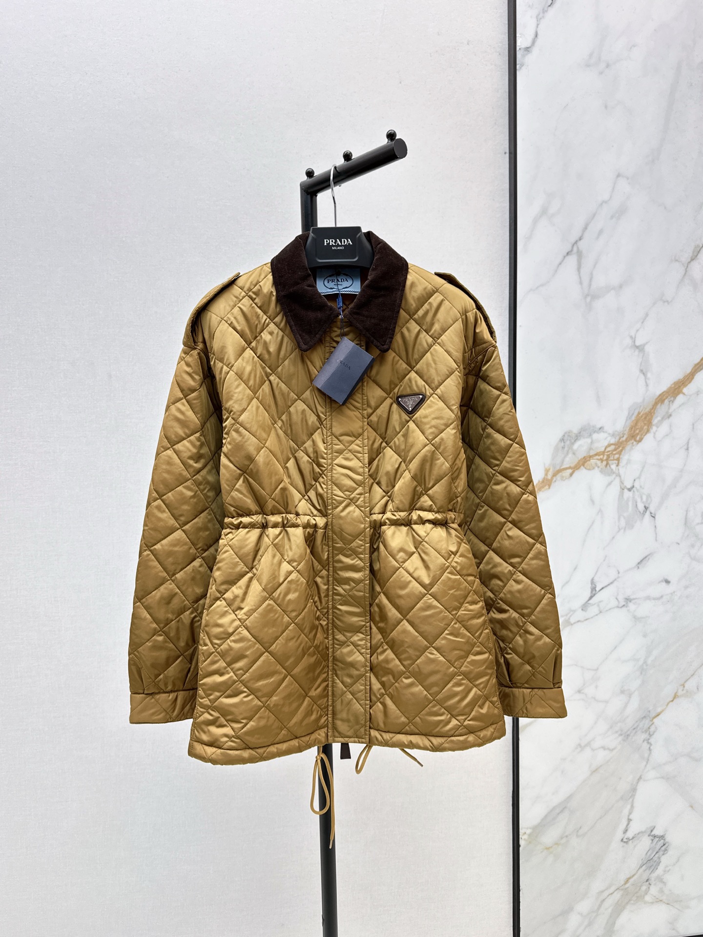 NO:506619,PD 25Ss————The latest diamond quilted cotton mid-length jacket in autumn and winter, classic metal triangle mark, low-key and fashionable corduroy lapel splicing drawstring adjustment, H-style interpretation of autumn and winter stacking, warm artifact, shoulder buckle, British style, versatile and handsome, light and warm fabric, two colors and two colors, on-site sml,, jackets & coats, alexander wang19860909PD 25Ss————秋冬最新款菱形绗缝夹棉中长款外套经典金属三角标低调又时髦 灯芯绒翻领拼接抽绳调节 H版型演绎秋冬叠搭造型保暖神器 肩扣英伦风百搭又帅气 轻盈保暖面料 两色两色现货发售sml,,jackets & coats,alexander wang,Women's clothing