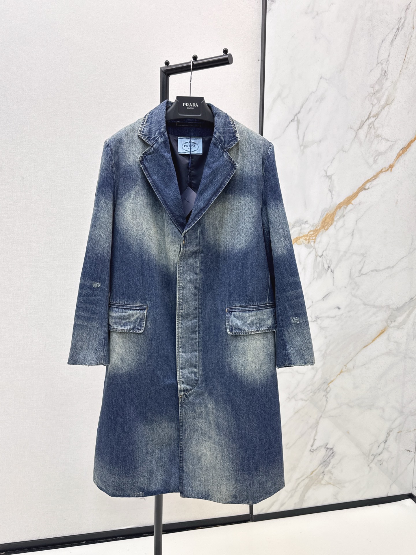 NO:506616,High-spirited outfit PD 25Ss———The latest retro craft washing cowboy suit long jacket with three-dimensional tailoring H-shaped upper body neat and modern, versatile and casual and handsome imported denim enzyme washing fabric with excellent texture. One-color spot-on sml, Jackets & coats, business suit, alexander wang19860909高智感穿搭 PD 25Ss————秋冬最新款复古工艺洗水牛仔西装长款外套立体剪裁H版型上身利落摩登 百搭随性又帅气 进口牛仔酵素洗水面料质感超赞 一色现货发售sml,,jackets & coats,business suit,alexander wang,Women's clothing