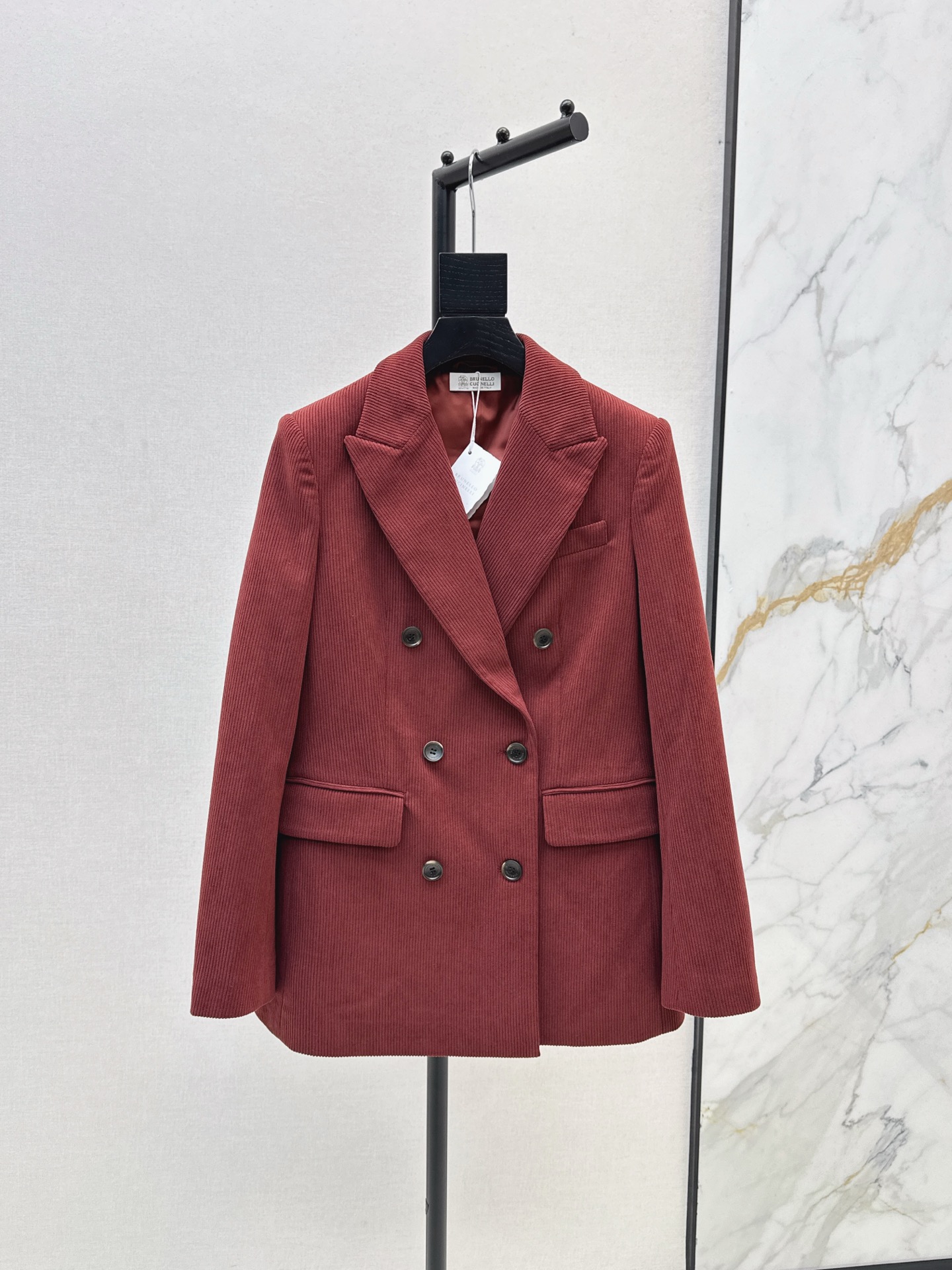 NO:506614,Bc 25Ss———The latest corduroy waist-hugging suit jacket in autumn and winter. The fixed-dye corduroy fabric is very positive and looks white. The upper body is not tacky at all. It is fashionable to match. The style is very good. YB is consistent and has no changes. Casual double-breasted with shoulder pads. One-color spot-on smlxl,,jackets & coats,business suit,alexander wang19860909Bc 25Ss———秋冬最新款灯芯绒收腰西装外套 定染的灯芯绒面料 颜色很正 显白 上身一点也不俗气 搭配起来很时髦 版型很赞YB一致没有改动 休闲双排扣 带有垫肩 一色现货发售smlxl,,jackets & coats,business suit,alexander wang,Women's clothing