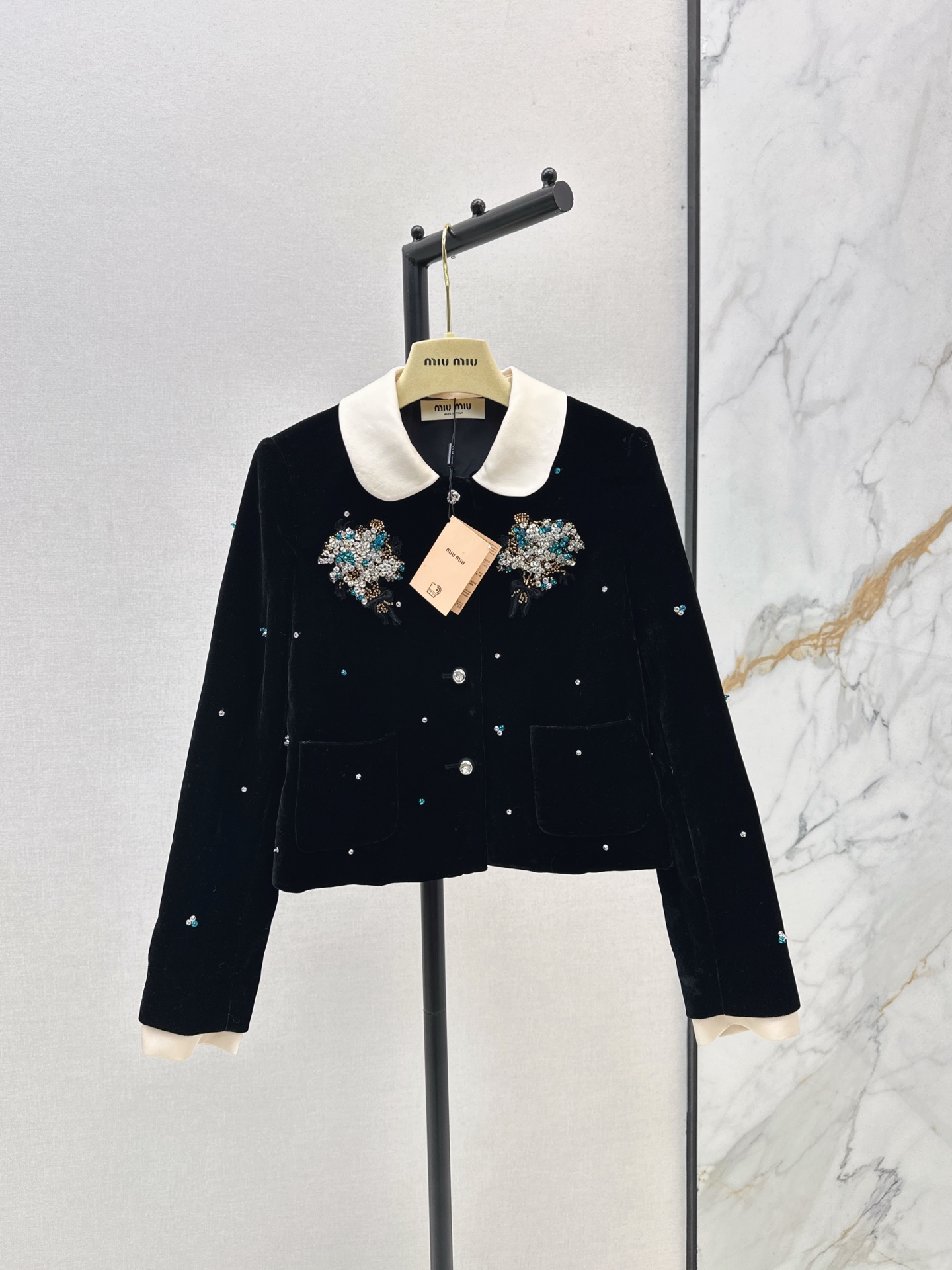 NO:506611,Miu 25Ss———The latest contrasting doll lapel lapel celebrity temperament velvet jacket heavy workmanship nail drill design, elegant upper body and girl age reduction, contrasting lapel rich layering, full of girlish feeling, one color is available in stock, miumiu, jackets & coats, alexander wang19860909Miu 25Ss————秋冬最新款撞色娃娃翻领名媛气质款丝绒外套重磅收工钉钻设计 上身优雅又少女减龄 撞色翻领丰富层次感 少女感满满 一色现货发售sml,,miumiu,jackets & coats,alexander wang,Women's clothing