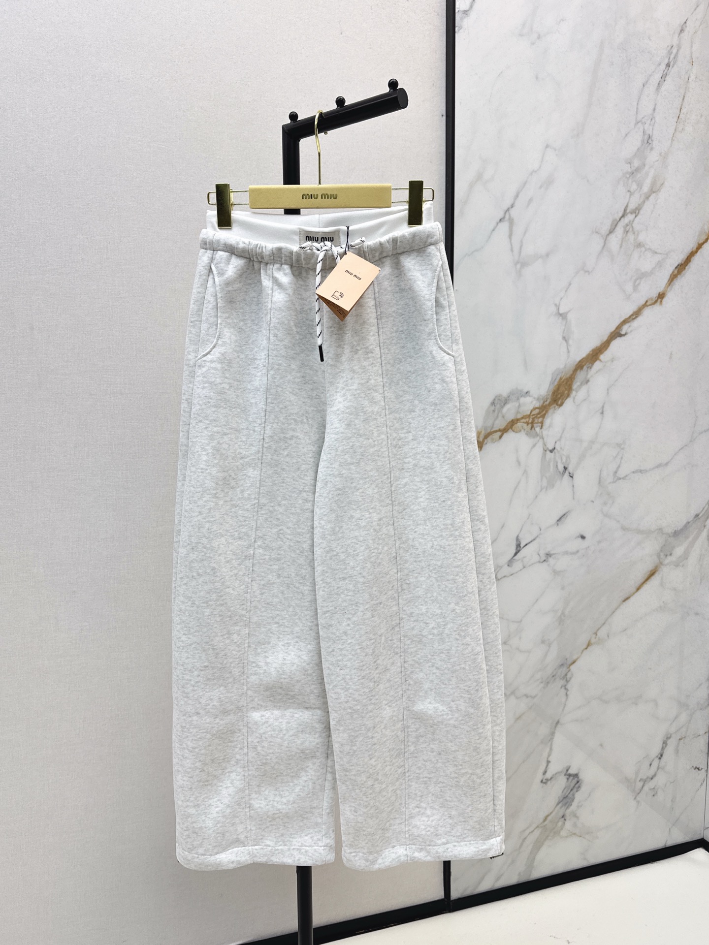 NO:506608,Miu 25Ss———The latest logo decorative straight-leg pants in autumn and winter. The texture is comfortable and stylish. Elegant and elegant design. You can wear everyday OL to interpret classic British fashion. A timeless item. All kinds of things can be perfectly controlled~ casual girlish. Two colors are available for sale in stock. Miumiu, alexander wang19860909Miu 25Ss———秋冬最新款logo装饰直筒裤 质感舒适又有型 优雅气质设计 日常OL都可穿搭演绎经典英伦时尚 一款永不过时的单品 各种都能完美驾驭～休闲少女感 两色现货发售sml,,miumiu,alexander wang,Women's clothing