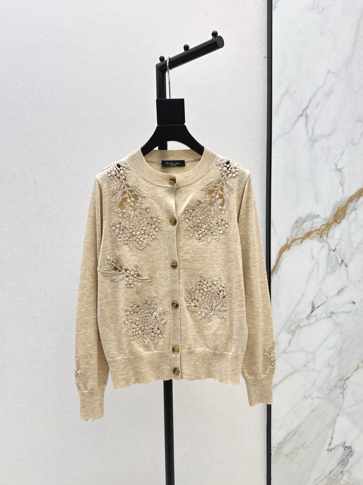 NO:506604,Walking high-end LP 25Ss————The latest Italian aesthetic V-neck cashmere wool cardigan in spring and summer. Lazy and comfortable atmosphere. Minimalist old money style outfit. Italian aesthetic color matching. Heavy industry logo embroidery. Luxury, mysterious and noble. Imported yarn. Swiss woven craftsmanship. Create a low-key and luxurious sense of luxury. The style is casual and elegant. Classic and not picky. The upper body is super slim. It is available in stock. SML, loro piano, alexander wang.19860909行走的高定 LP 25Ss————春夏最新款意大利美学V领羊绒羊毛开衫 慵懒自在的氛围感 极简老钱风穿搭 意大利美学配色 重工logo剪花刺绣 奢华神秘又高贵 进口纱线瑞士机织工艺 打造低调奢华的高级感 版型气质随性优雅 经典不挑人上身超显瘦一色现货发售sml,,loro piana,alexander wang,Women's clothing