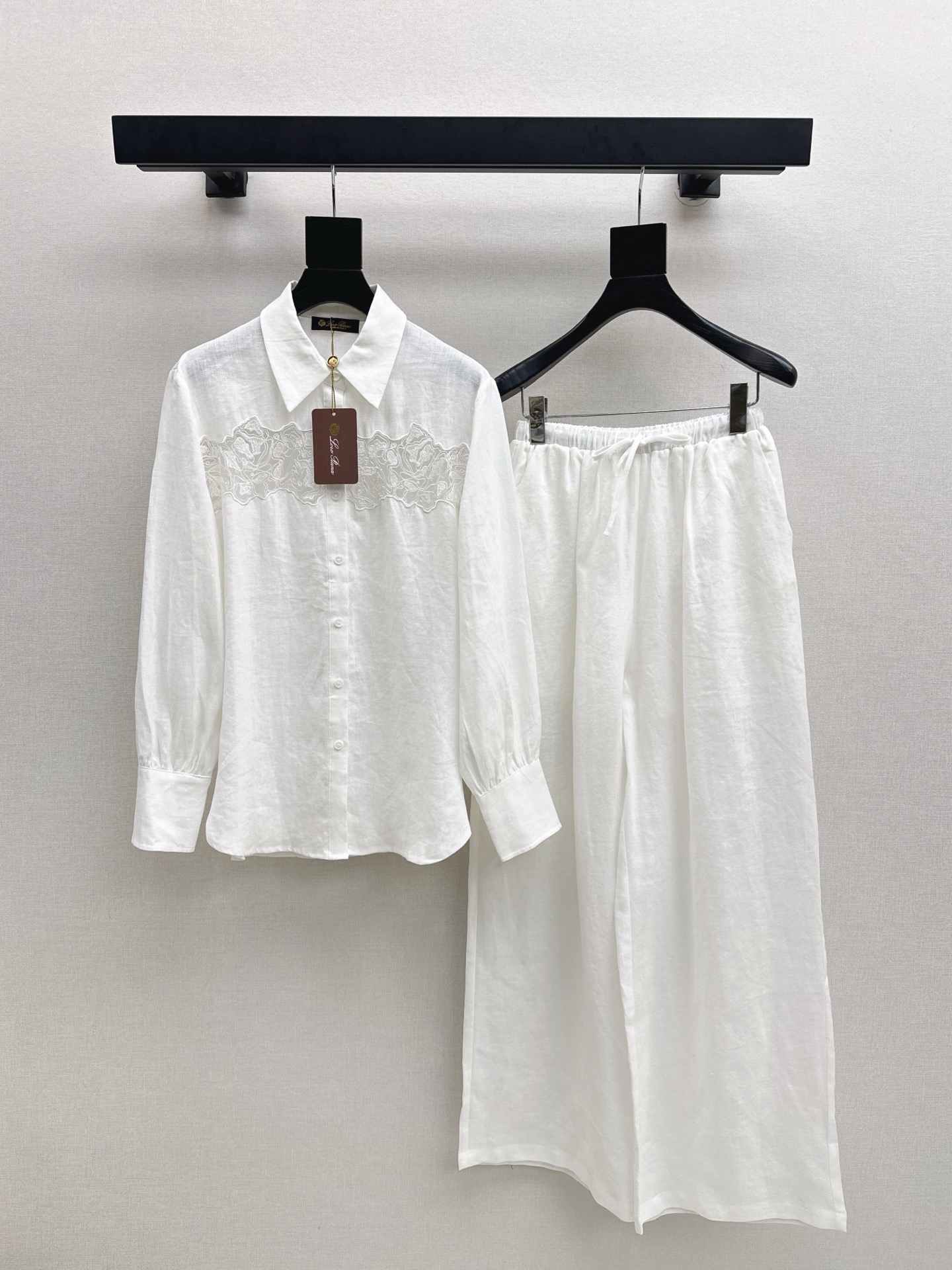 NO:506596,Exclusive shirt pants ~ LP 25Ss————The latest heavy lace splicing linen suit splicing lace craft loose shirt + elastic waist straight pants Linen fabric Super good texture Very high-end Old money style You can be used for daily parties or commuting Lazy and casual and vacationing Heavy embroidery decoration Very strong styling Styling Set Three colors on sale SML, Loro Piana, Shirts, Alexander wang19860909衬衫裤独家款～ LP 25Ss————早秋最新款重磅蕾丝拼接亚麻套装拼接蕾丝工艺宽松衬衫 +松紧腰直筒裤 亚麻面料 质感超好 非常高级 妥妥的老钱风 日常聚会或者通勤都可以 慵懒休闲又有度假感 重磅绣花装饰 很强的造型感 一套出 三色现货发售sml,,loro piana,shirts,alexander wang,Women's clothing