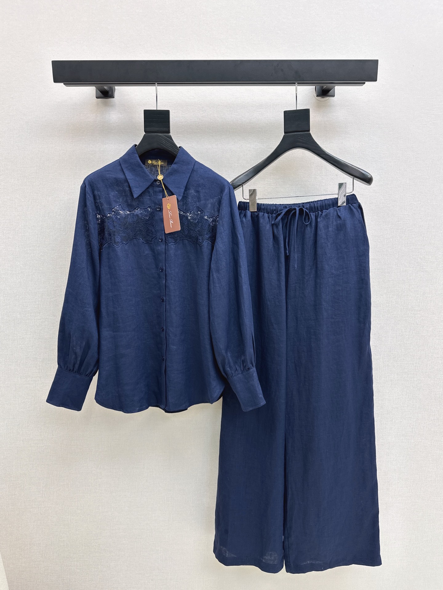 NO:506593,Exclusive shirt pants ~ LP 25Ss————The latest heavy lace splicing linen suit splicing lace craft loose shirt + elastic waist straight pants Linen fabric Super good texture Very high-end Old money style You can be used for daily parties or commuting Lazy and casual and vacationing Heavy embroidery decoration Very strong styling Styling Set Three colors on sale SML, Loro Piana, Shirts, Alexander wang19860909衬衫裤独家款～ LP 25Ss————早秋最新款重磅蕾丝拼接亚麻套装拼接蕾丝工艺宽松衬衫 +松紧腰直筒裤 亚麻面料 质感超好 非常高级 妥妥的老钱风 日常聚会或者通勤都可以 慵懒休闲又有度假感 重磅绣花装饰 很强的造型感 一套出 三色现货发售sml,,loro piana,shirts,alexander wang,Women's clothing