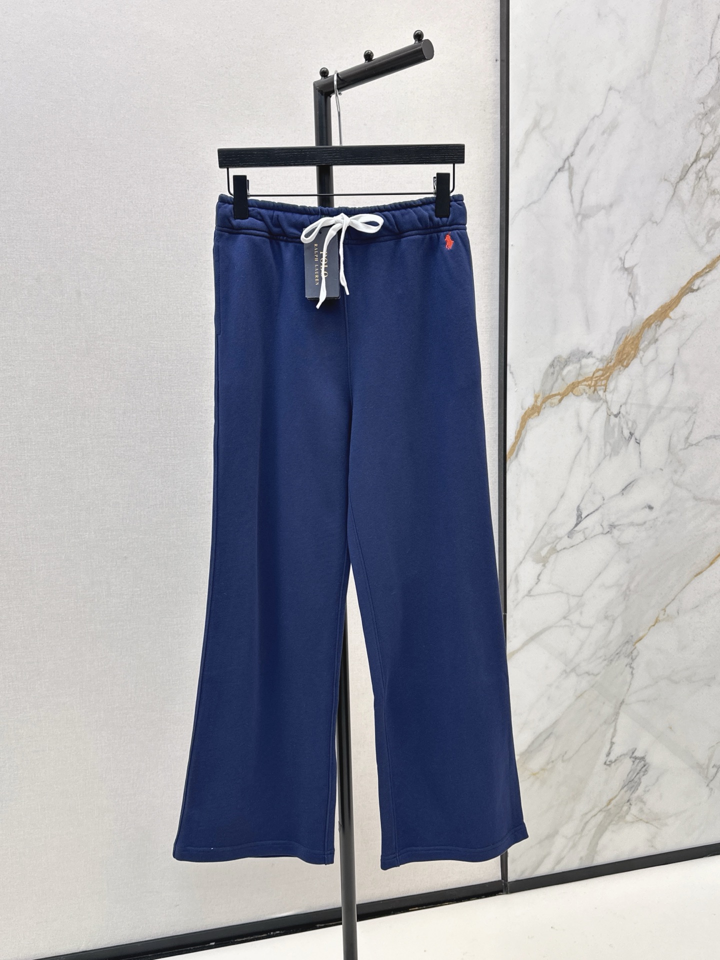 NO:506582,Recommended single models RL 25Ss———The latest autumn and winter pony embroidery decoration Lao Qian casual suit Recommended one set of matching lapel half-zipper sweatshirt + elastic straight trousers Super easy to wear Set of wearing It is versatile whether it is a set of matching or worn alone. Casual and sporty style Old Qian has temperament and is definitely not afraid of outdated. Always classic. Two-color split development. SML, hoodie, sweatshirts, alexander wang19860909爆单款推荐 RL 25Ss————秋冬最新款小马刺绣装饰老钱休闲套装 推荐一套一套搭配 翻领半拉链卫衣+松紧直筒卫裤 超级好穿的一套 不管是一套搭配或者单独穿都很百搭 休闲运动风 老钱有气质 绝对不怕过时 永远经典 两色分开发 现货发售sml,,hoodie,sweatshirts,alexander wang,Women's clothing